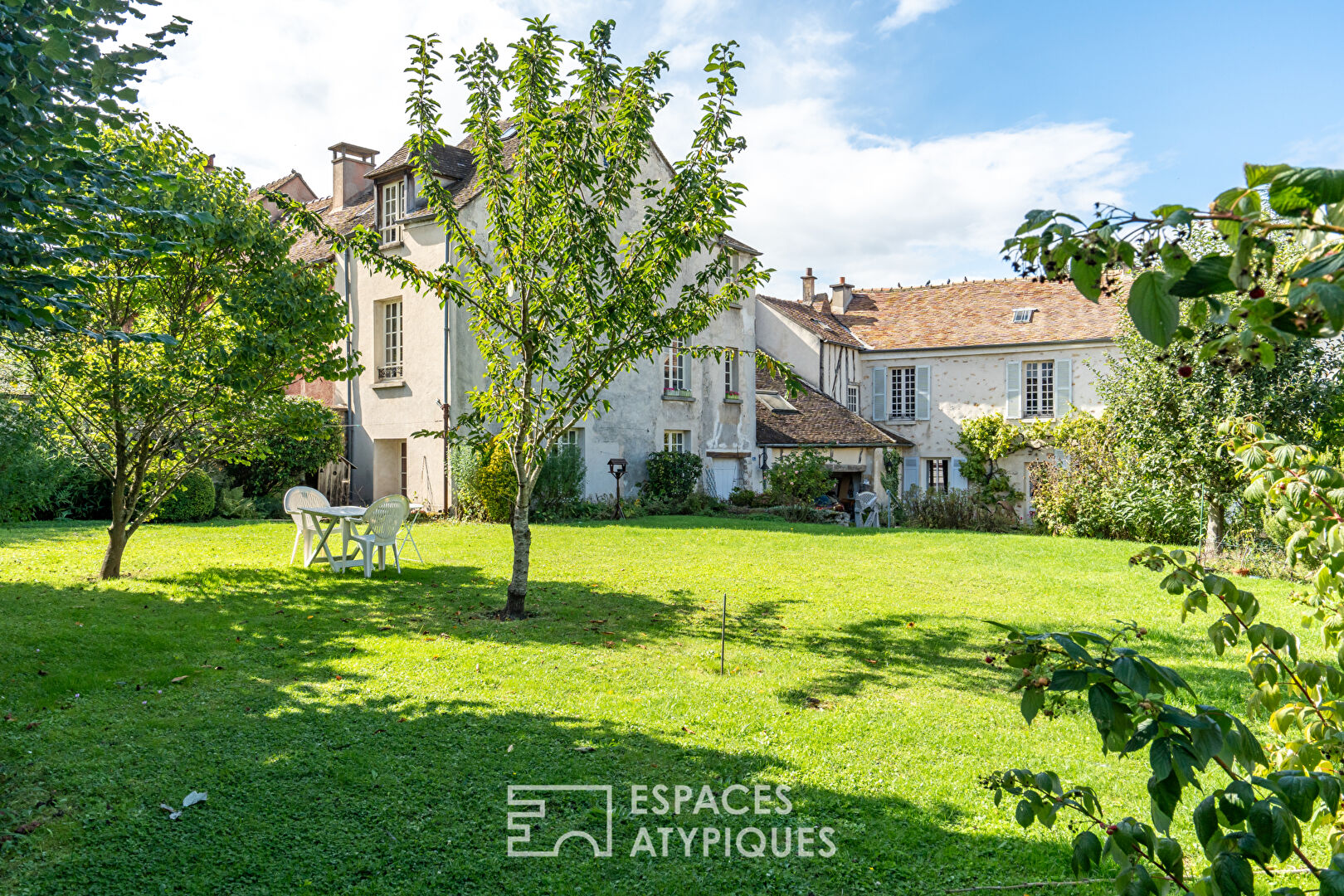 Grand corps de ferme avec charme et jardin clos centre village