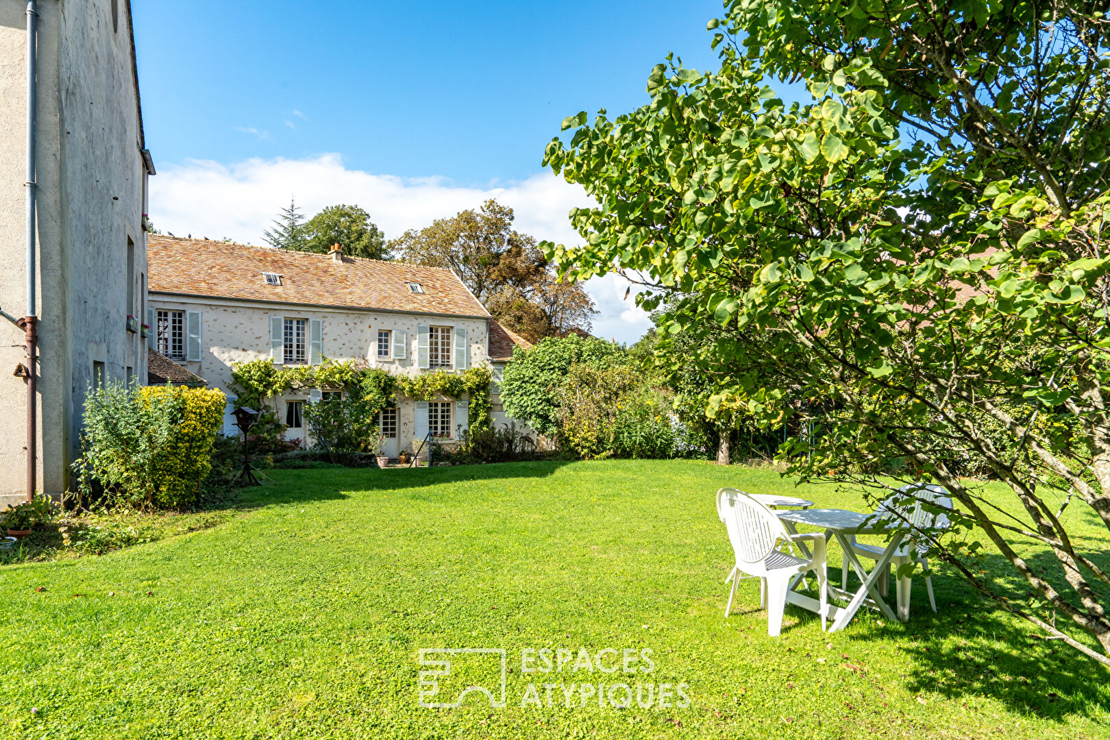 Grand corps de ferme avec charme et jardin clos centre village