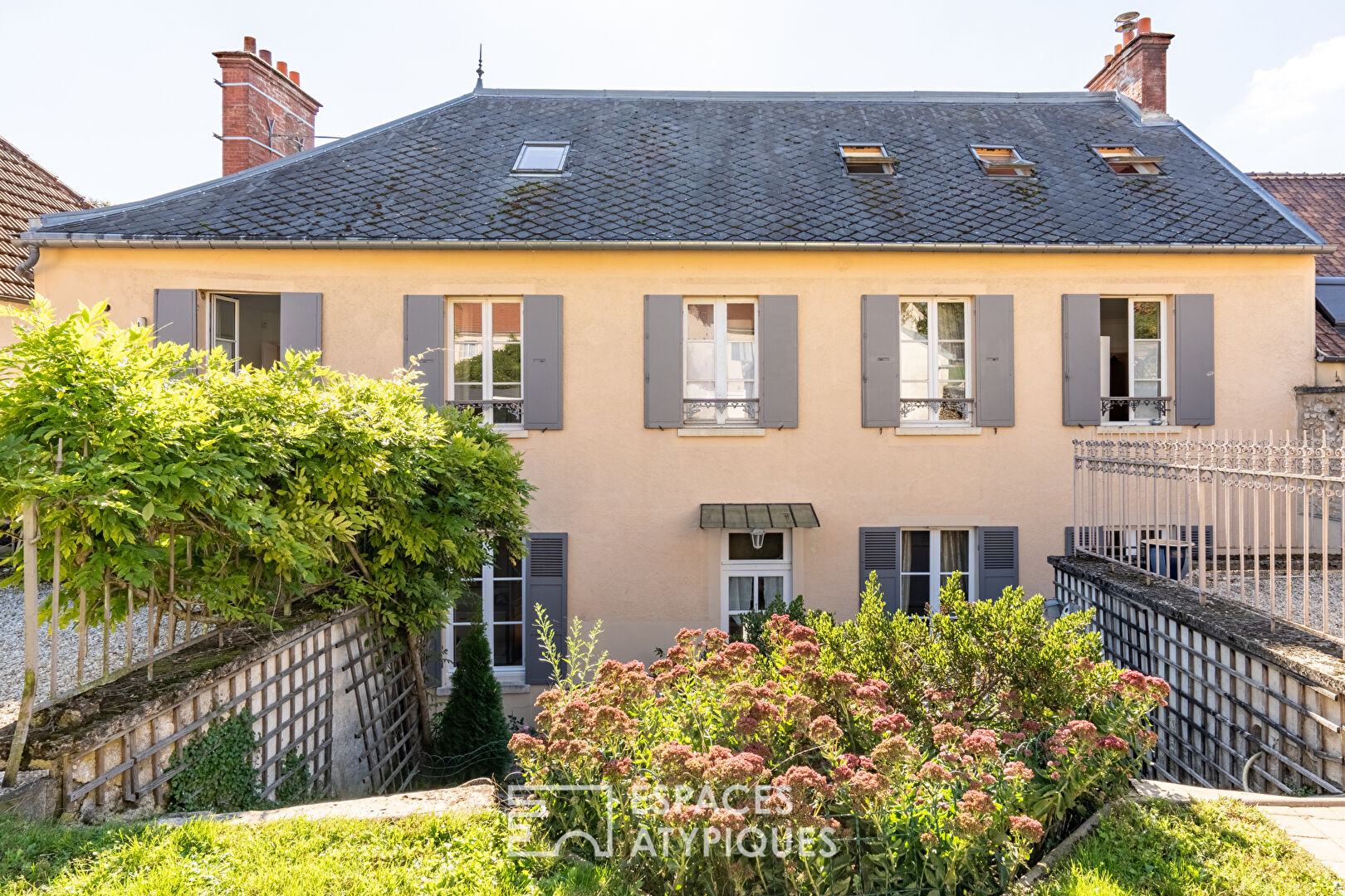 Maison De Famille Bourgeoise en plein coeur de village