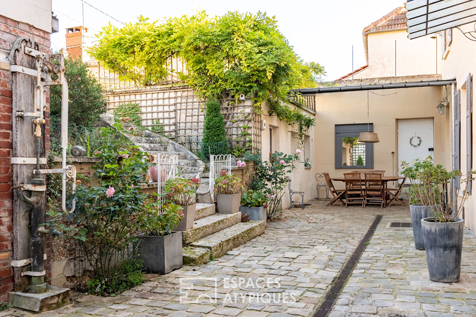 Maison De Famille Bourgeoise en plein coeur de village