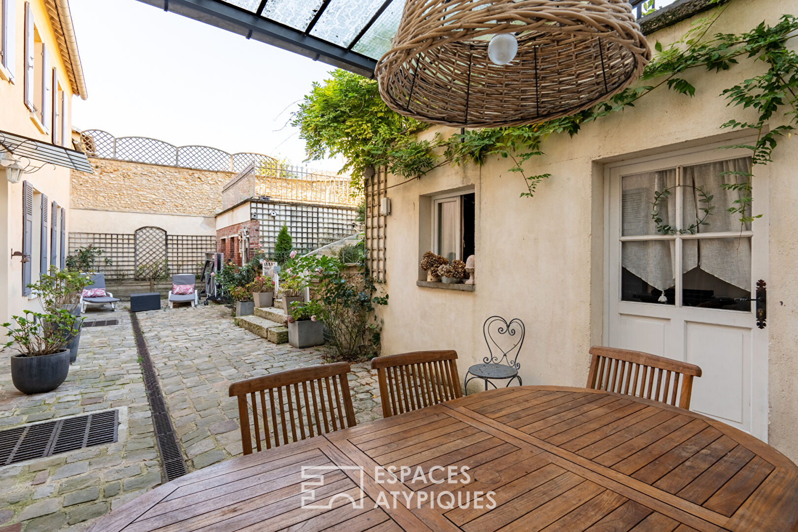 Maison De Famille Bourgeoise en plein coeur de village