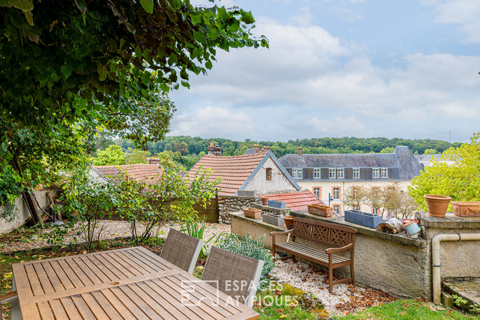 Charming house and its hanging garden just a stone’s throw from the shops