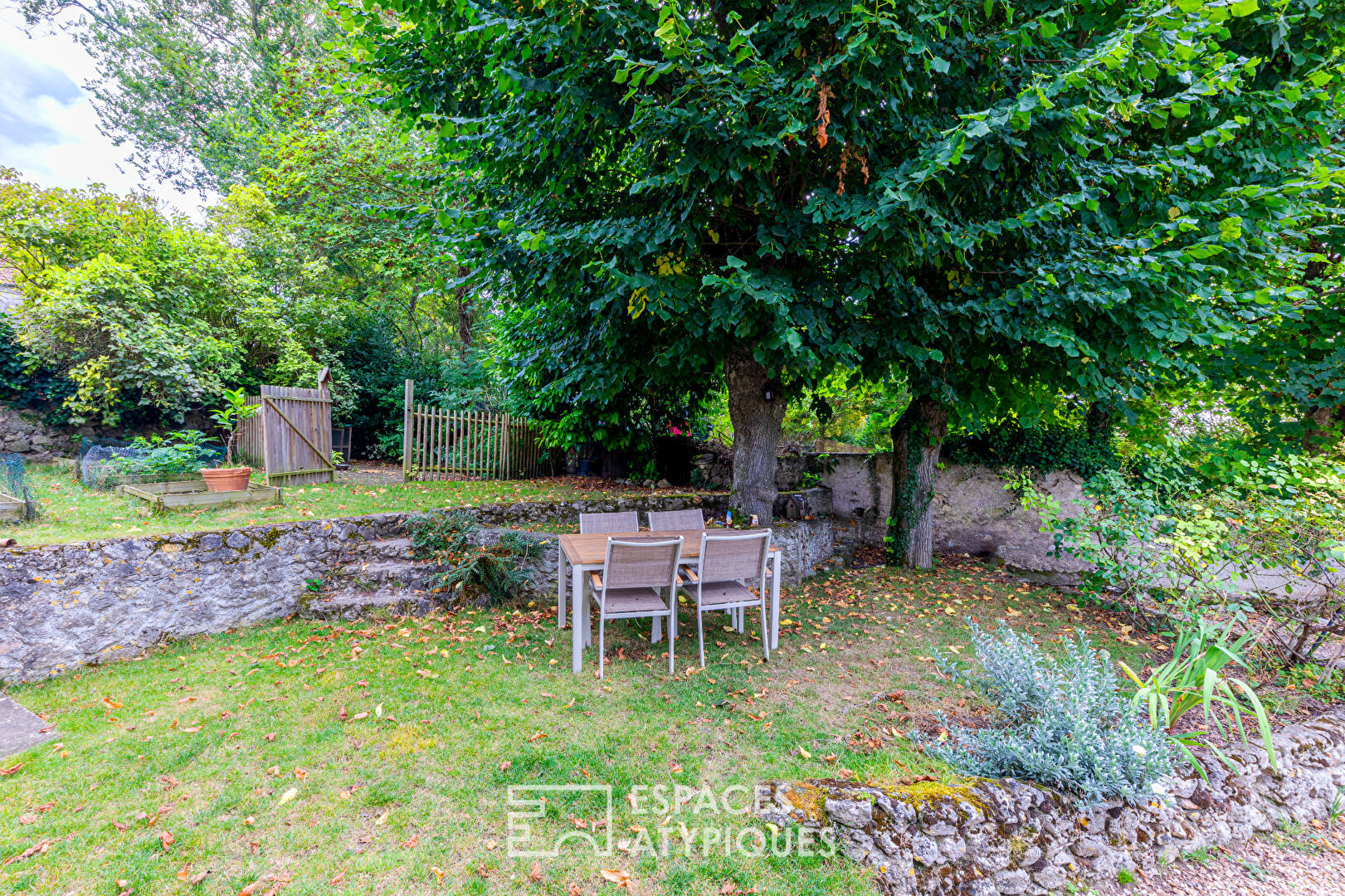 Maison de charme et son jardin suspendu à 2 pas des commerces