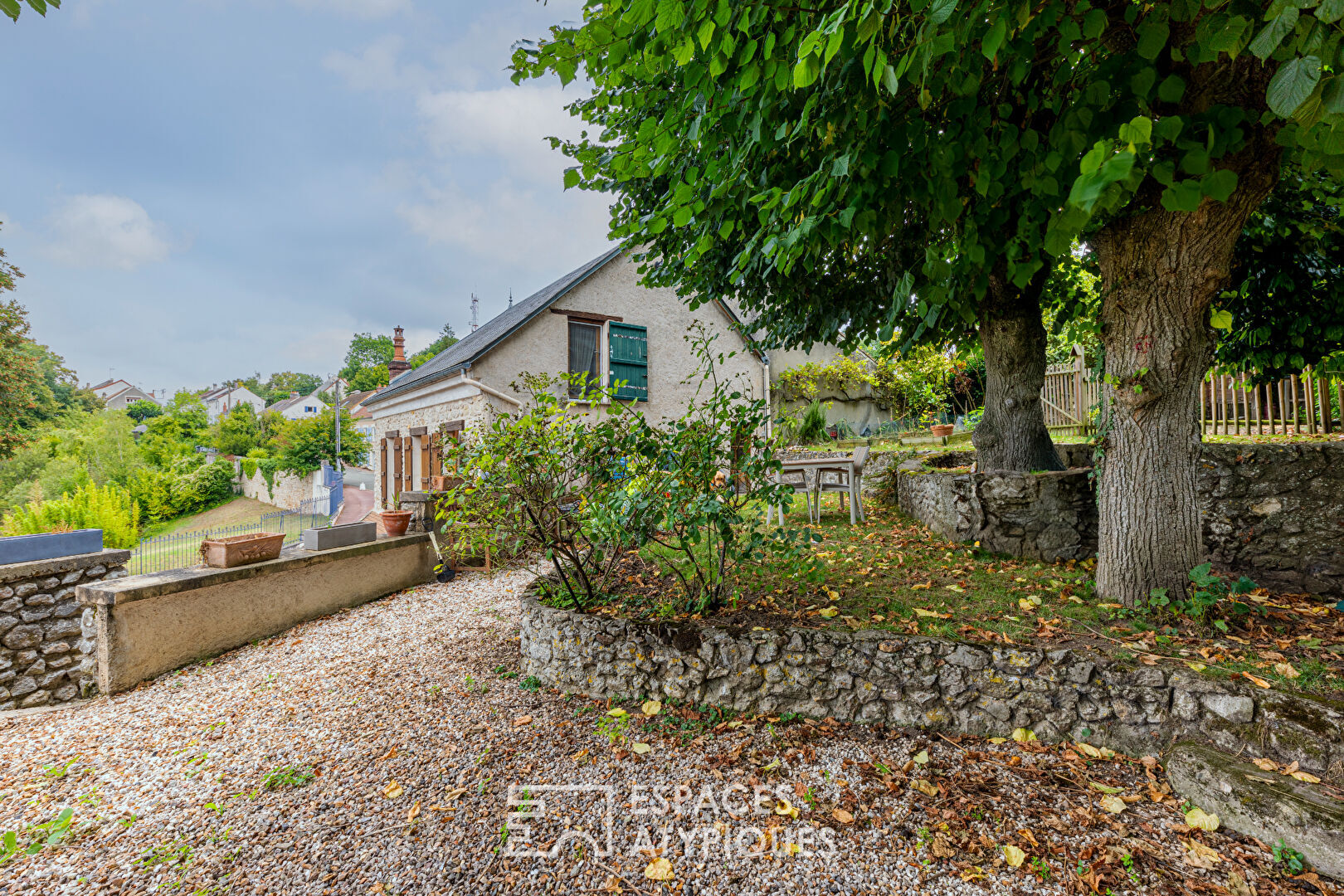 Charming house and its hanging garden just a stone’s throw from the shops