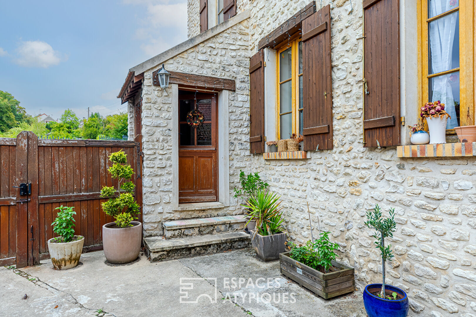 Charming house and its hanging garden just a stone’s throw from the shops