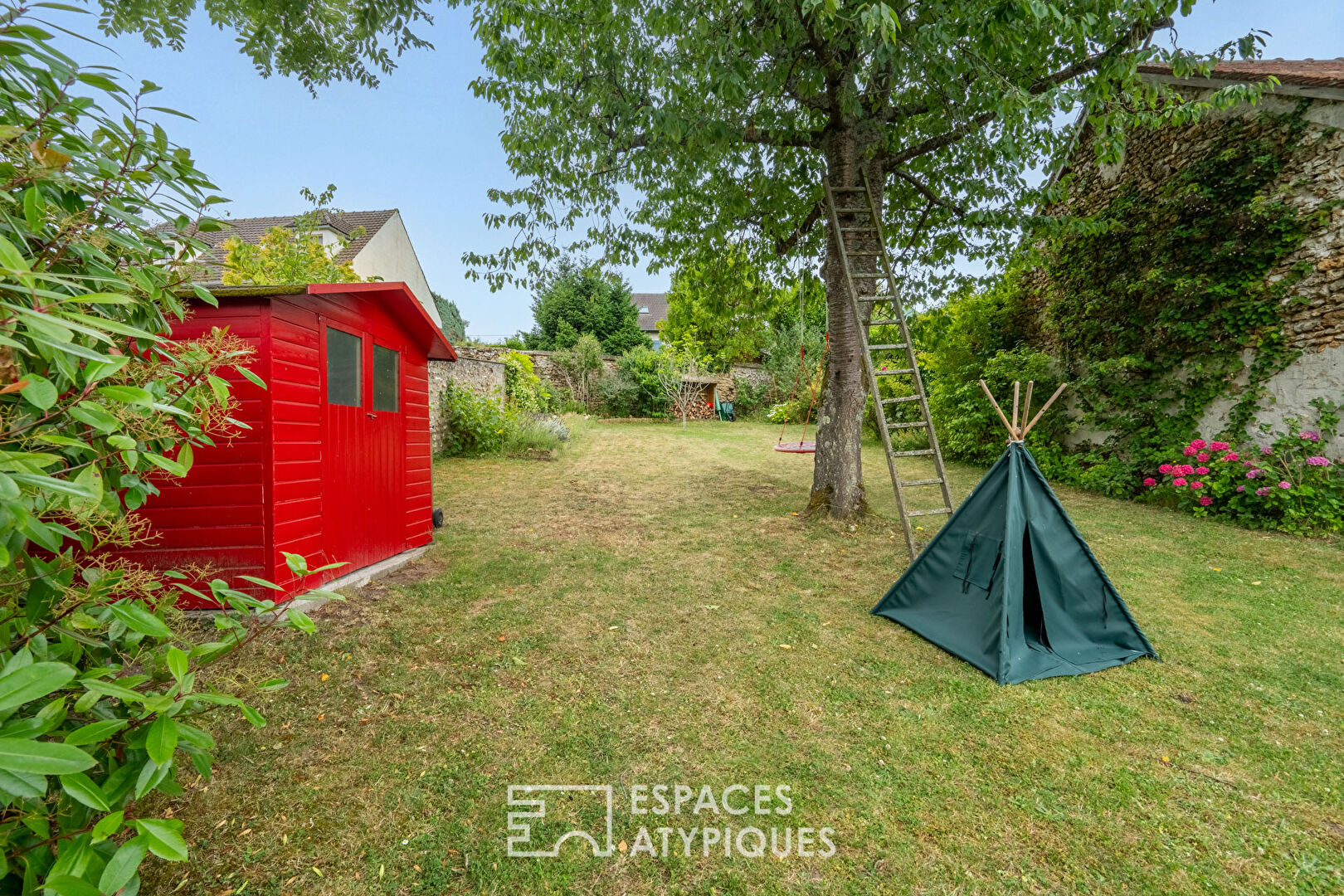 Cocon de verdure à Bazemont : maison familiale dans l’ancien rénové