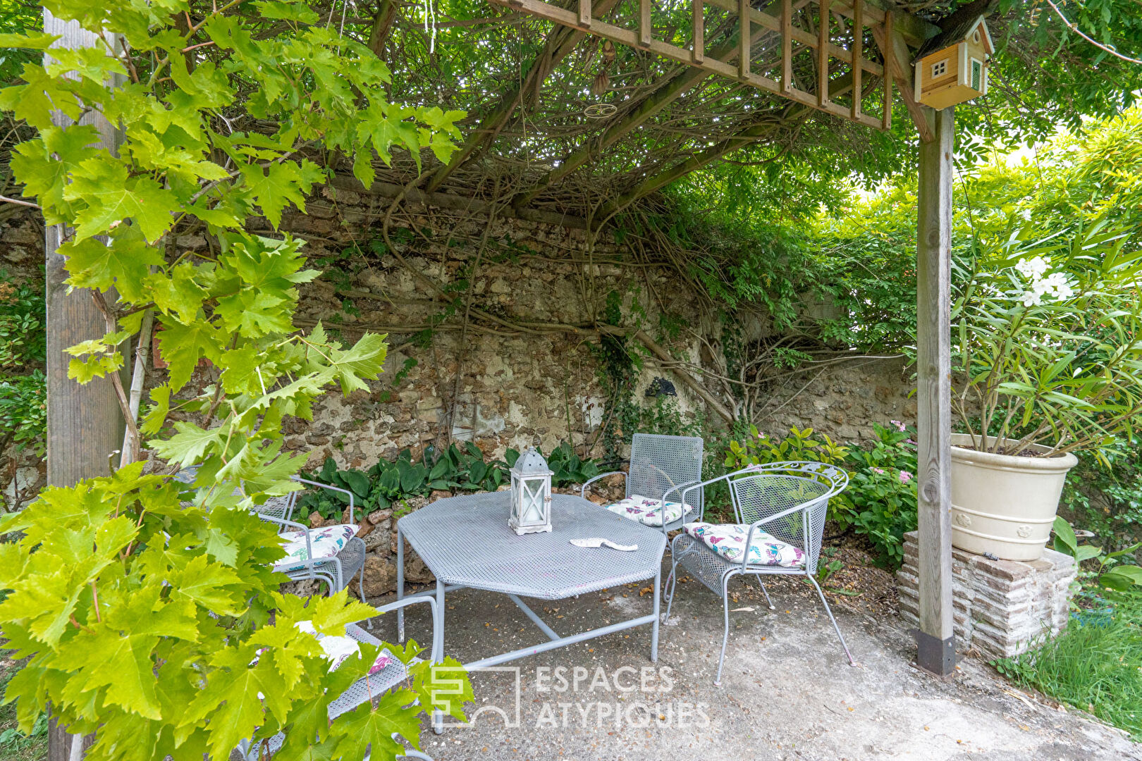 Cocon de verdure à Bazemont : maison familiale dans l’ancien rénové