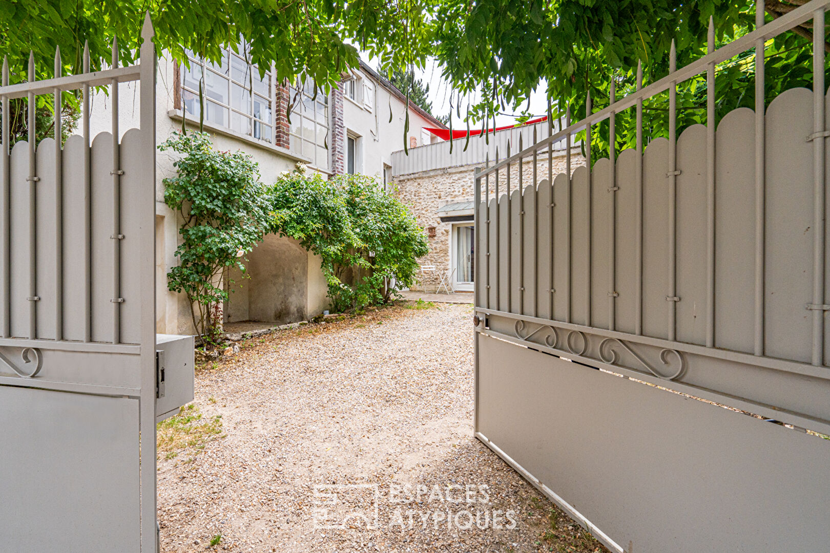 Cocon de verdure à Bazemont : maison familiale dans l’ancien rénové