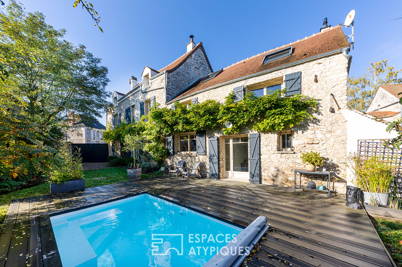 Maison Familiale et authentique de 221 m² avec piscine à Montainville