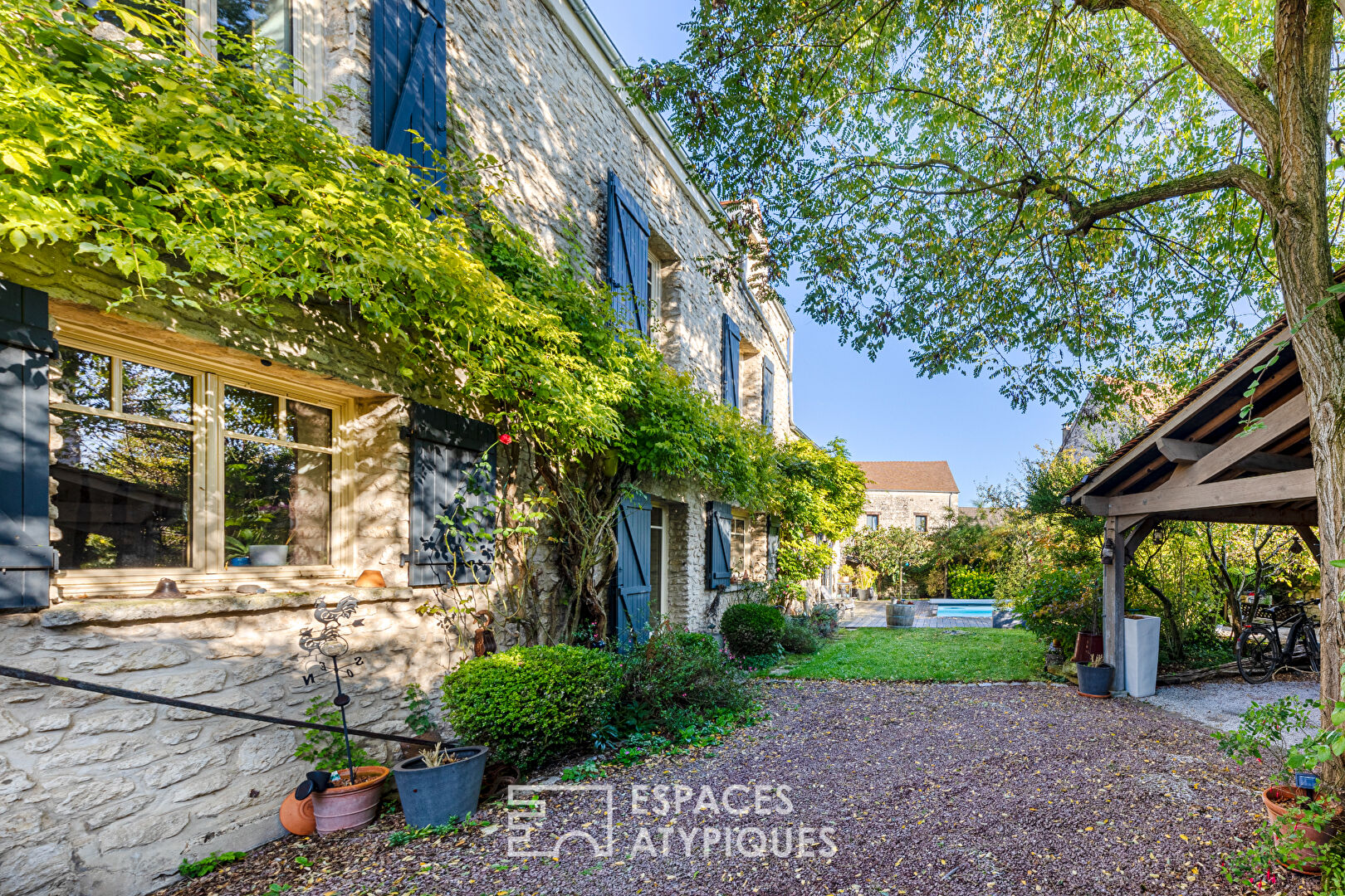 Maison Familiale et authentique de 221 m² avec piscine à Montainville