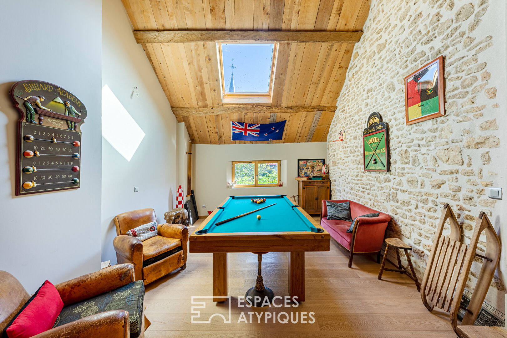 Maison Familiale et authentique de 221 m² avec piscine à Montainville