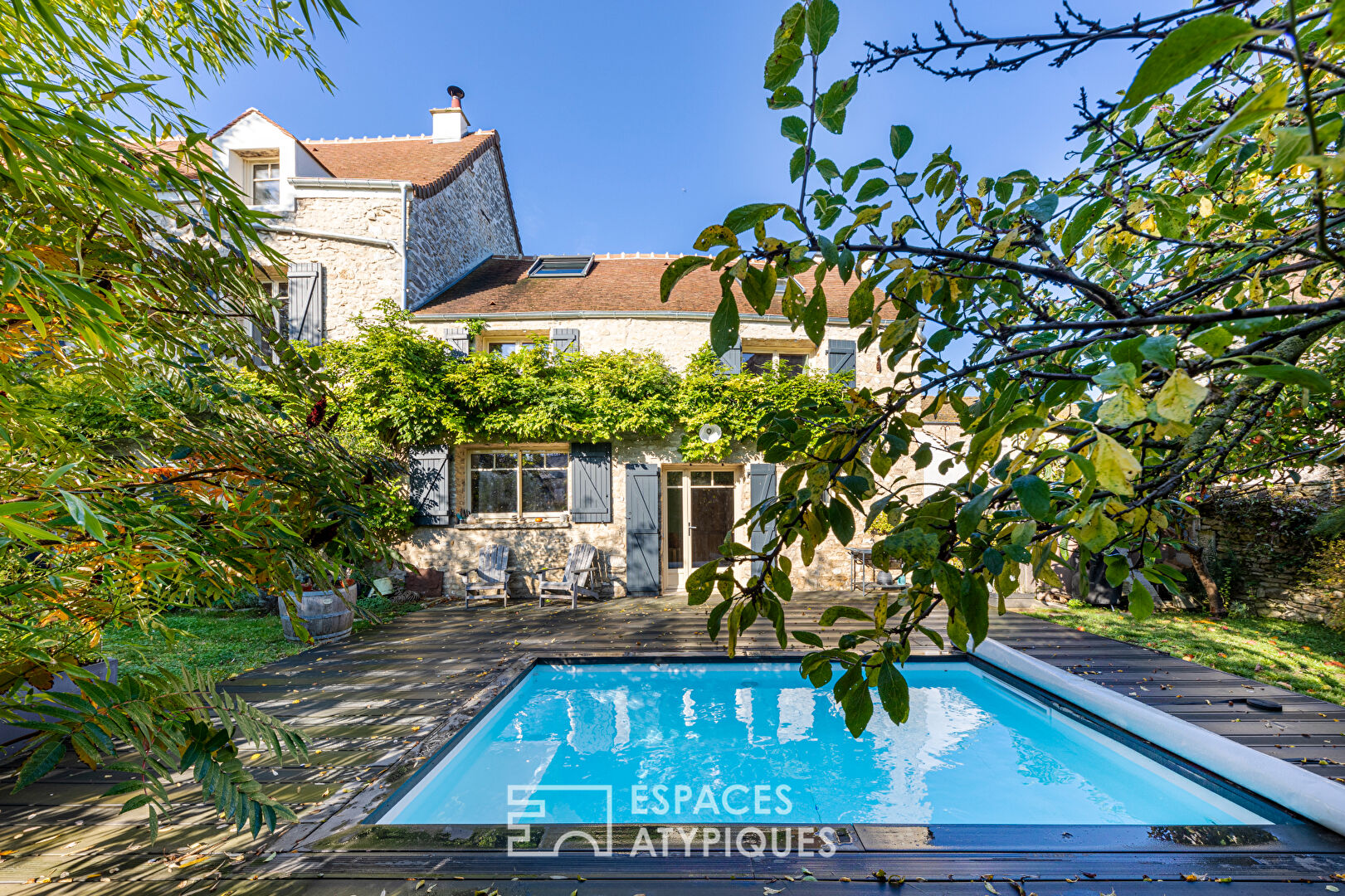 Maison Familiale et authentique de 221 m² avec piscine à Montainville