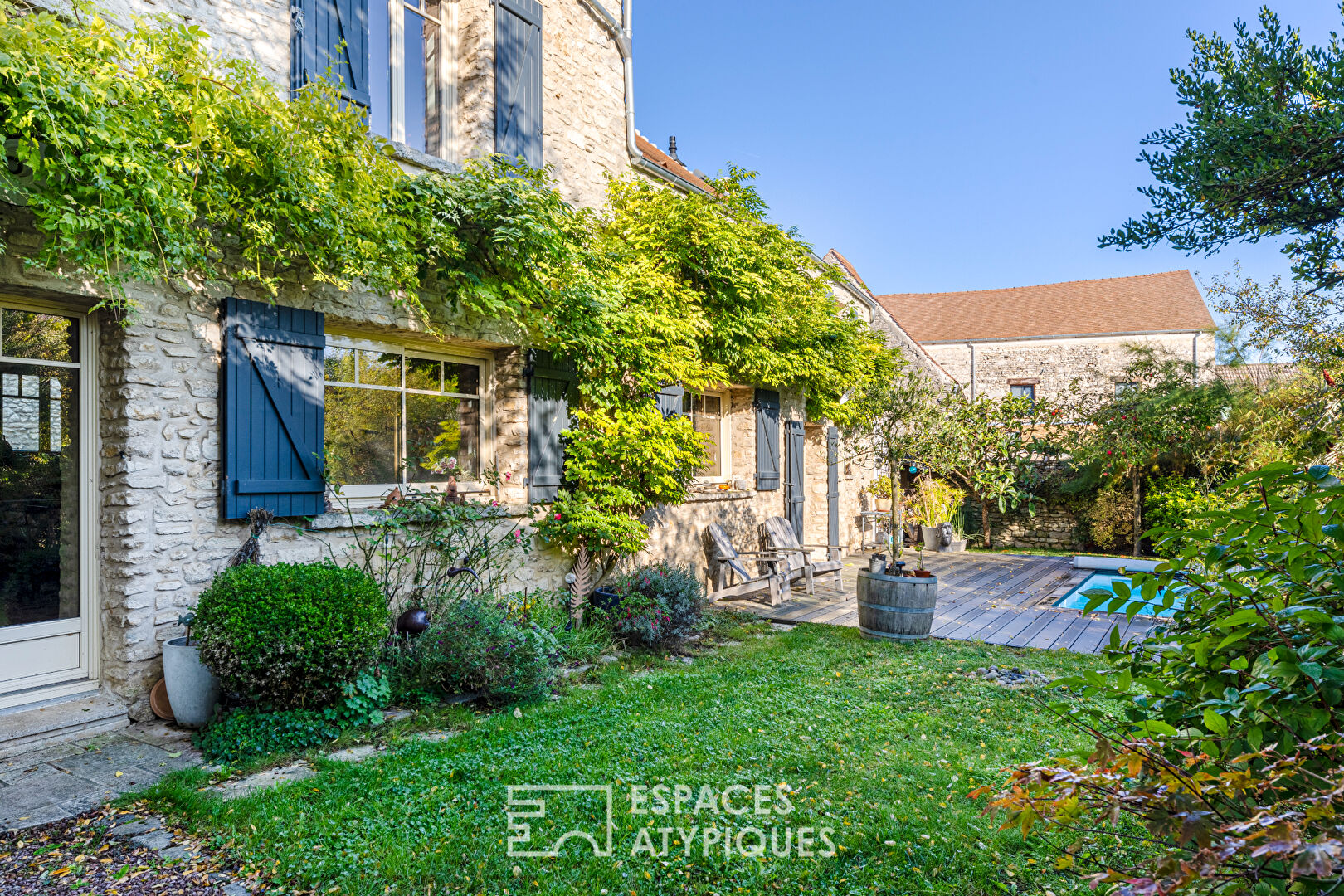 Maison Familiale et authentique de 221 m² avec piscine à Montainville