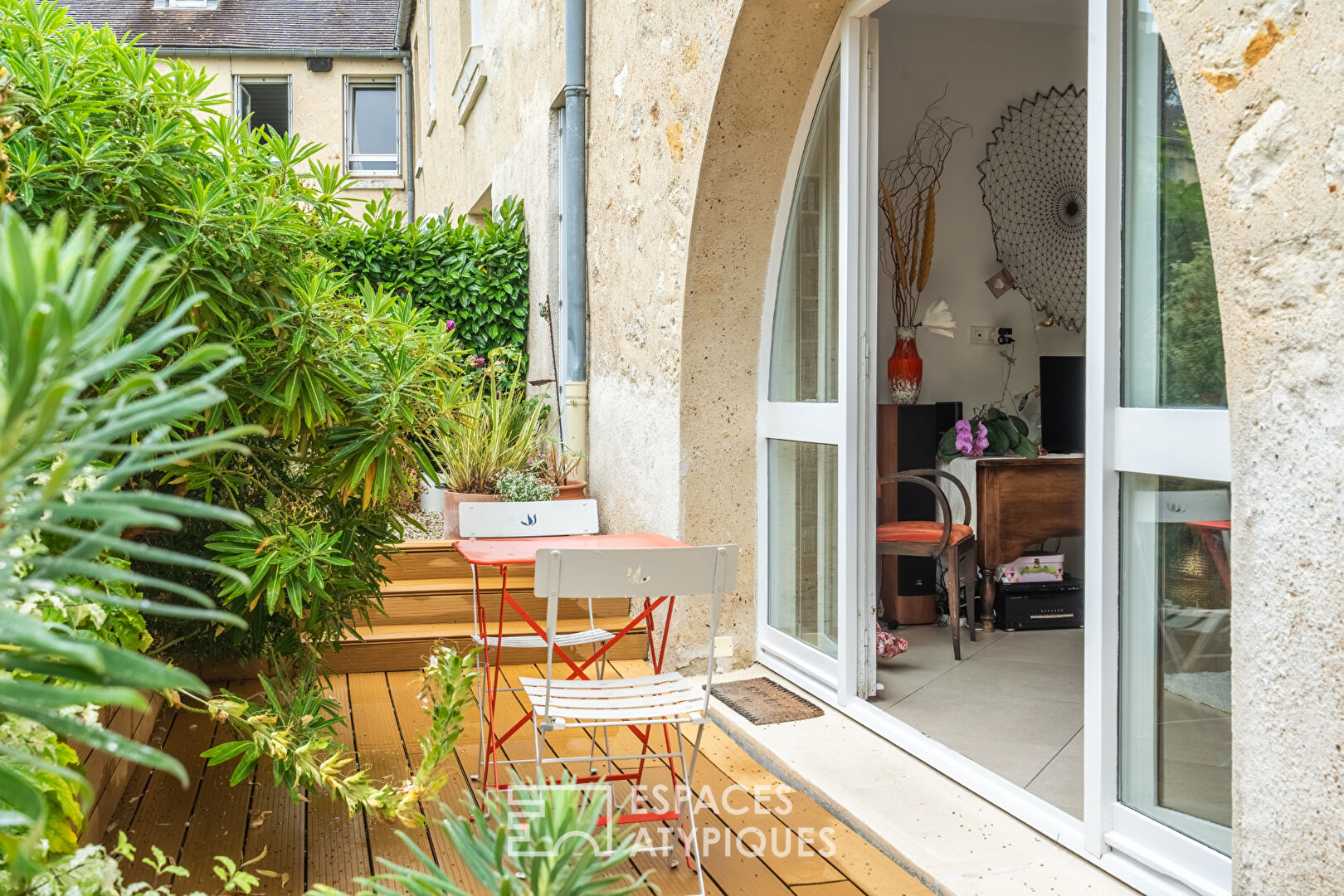 Appartement en rez de jardin avec terrasse dans un ancien corps de ferme