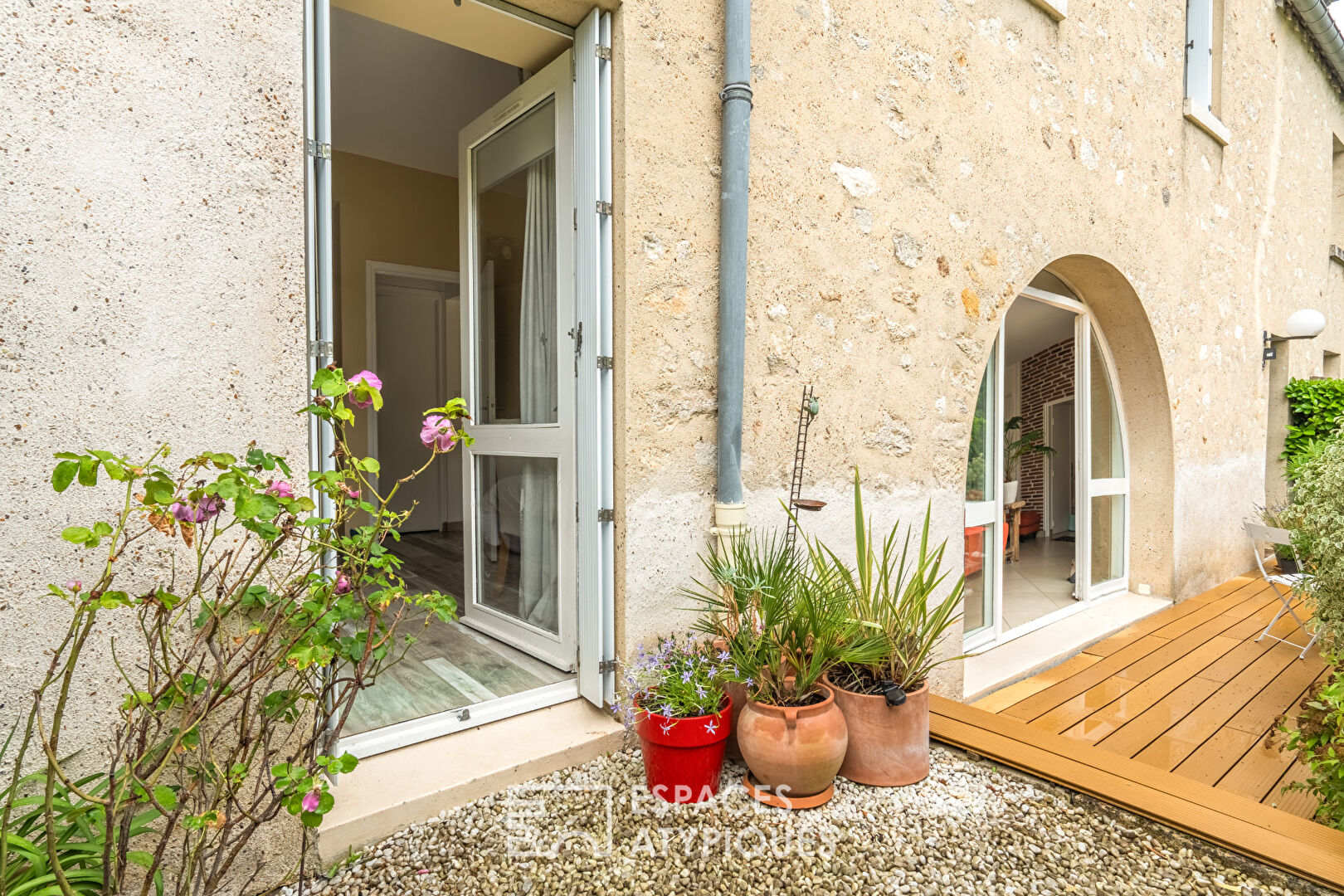 Appartement en rez de jardin avec terrasse dans un ancien corps de ferme