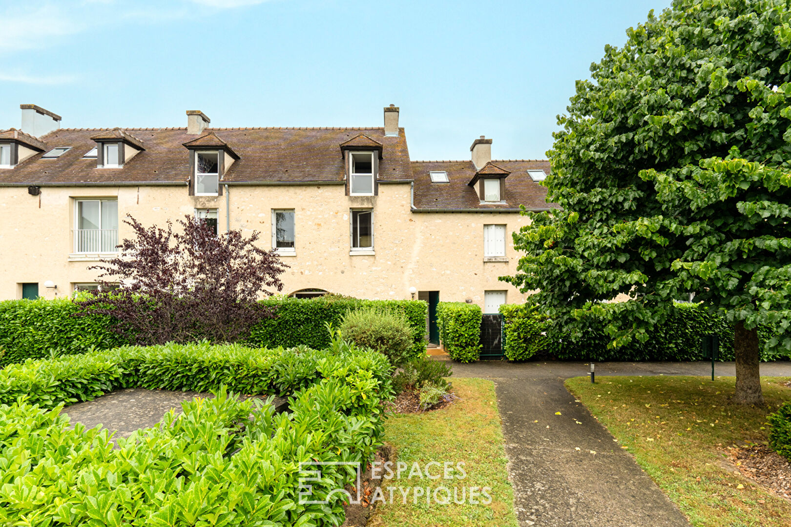 Appartement en rez de jardin avec terrasse dans un ancien corps de ferme