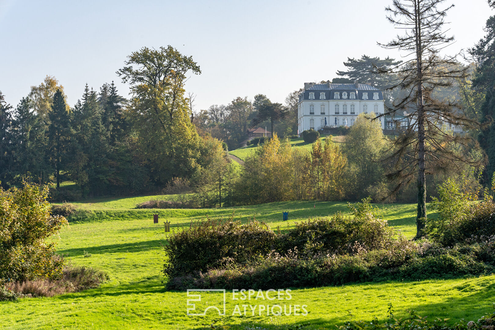 Propriété avec piscine en bordure du Golf de Béthemont