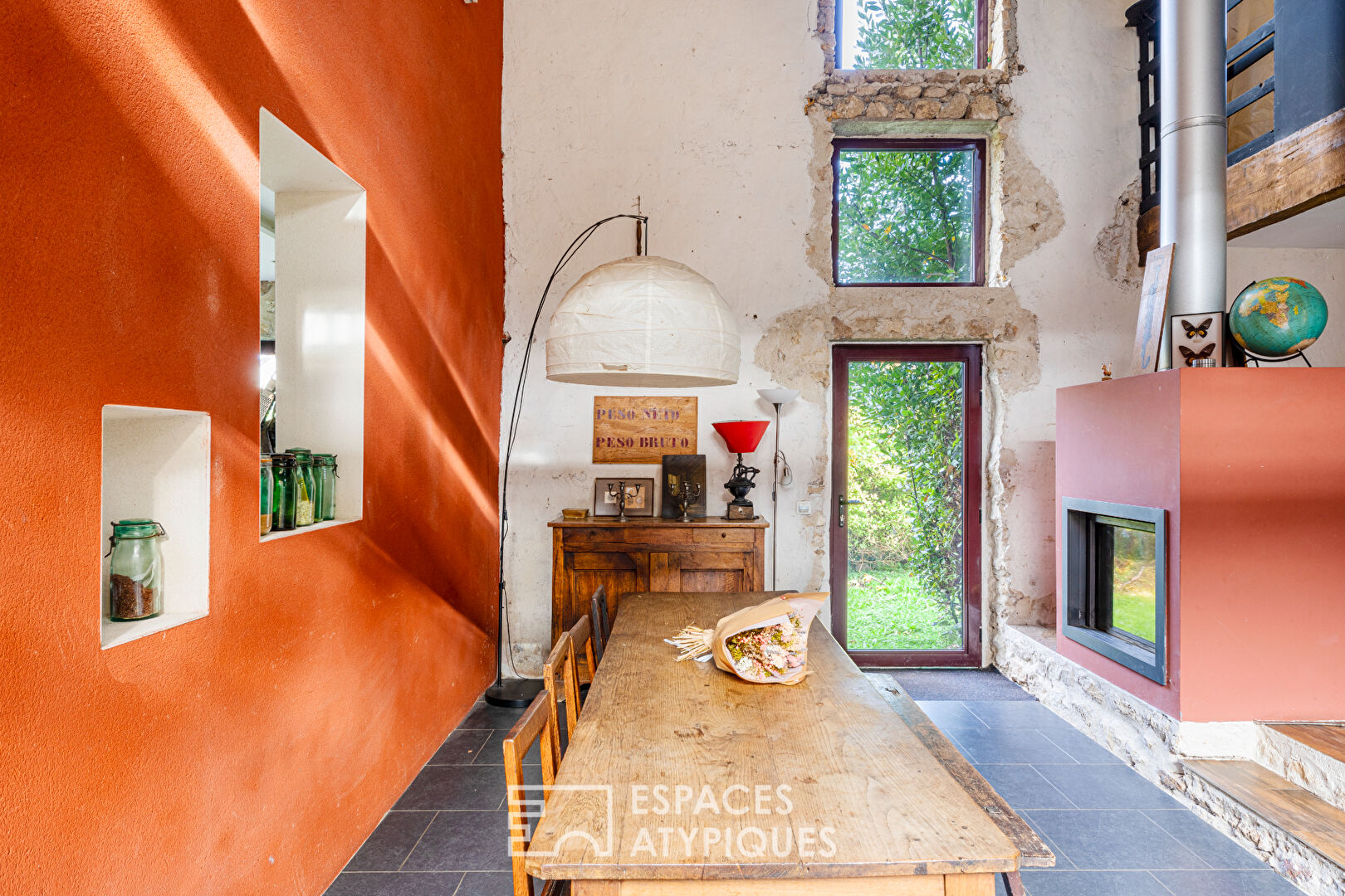 Harmonie entre ancien et contemporain : Corps de ferme réinventé en maison d’architecte avec patio à Mézières-sur-Seine