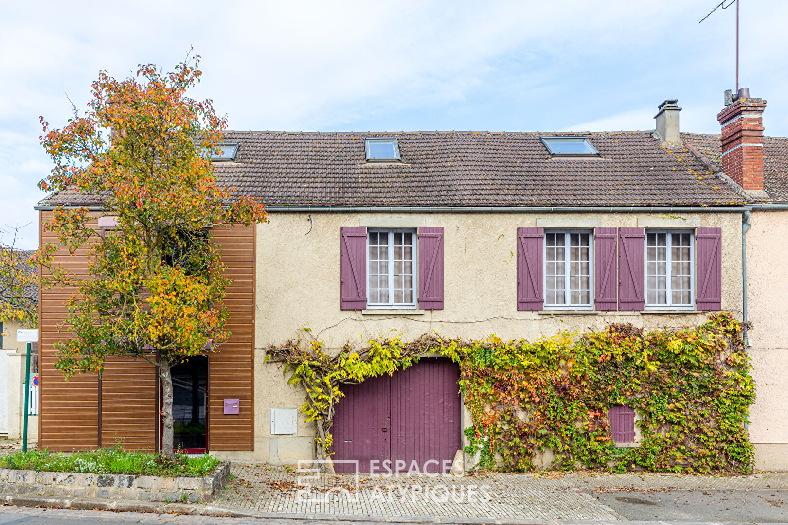 Harmonie entre ancien et contemporain : Corps de ferme réinventé en maison d’architecte avec patio à Mézières-sur-Seine