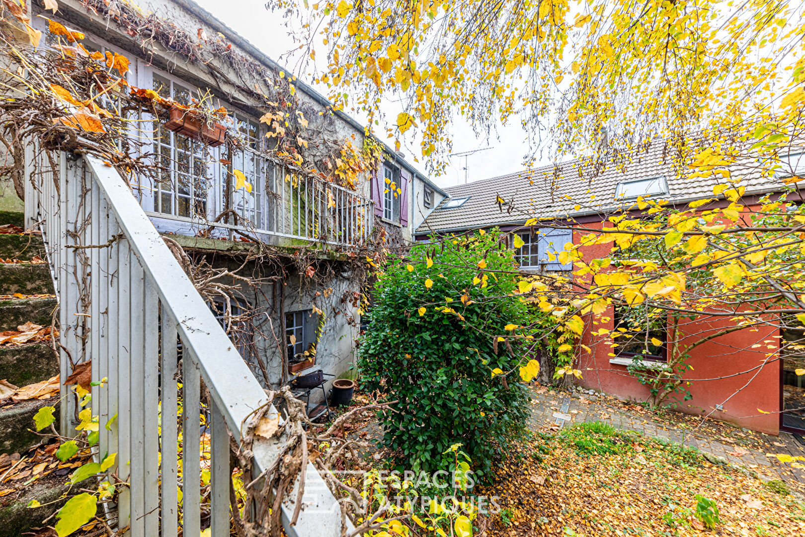 Harmonie entre ancien et contemporain : Corps de ferme réinventé en maison d’architecte avec patio à Mézières-sur-Seine