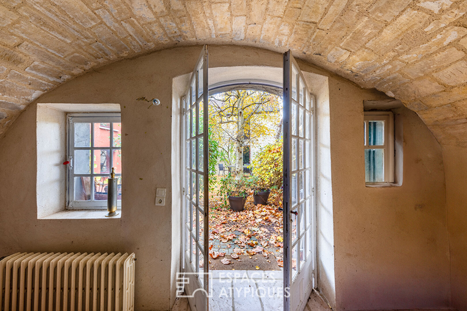 Harmonie entre ancien et contemporain : Corps de ferme réinventé en maison d’architecte avec patio à Mézières-sur-Seine