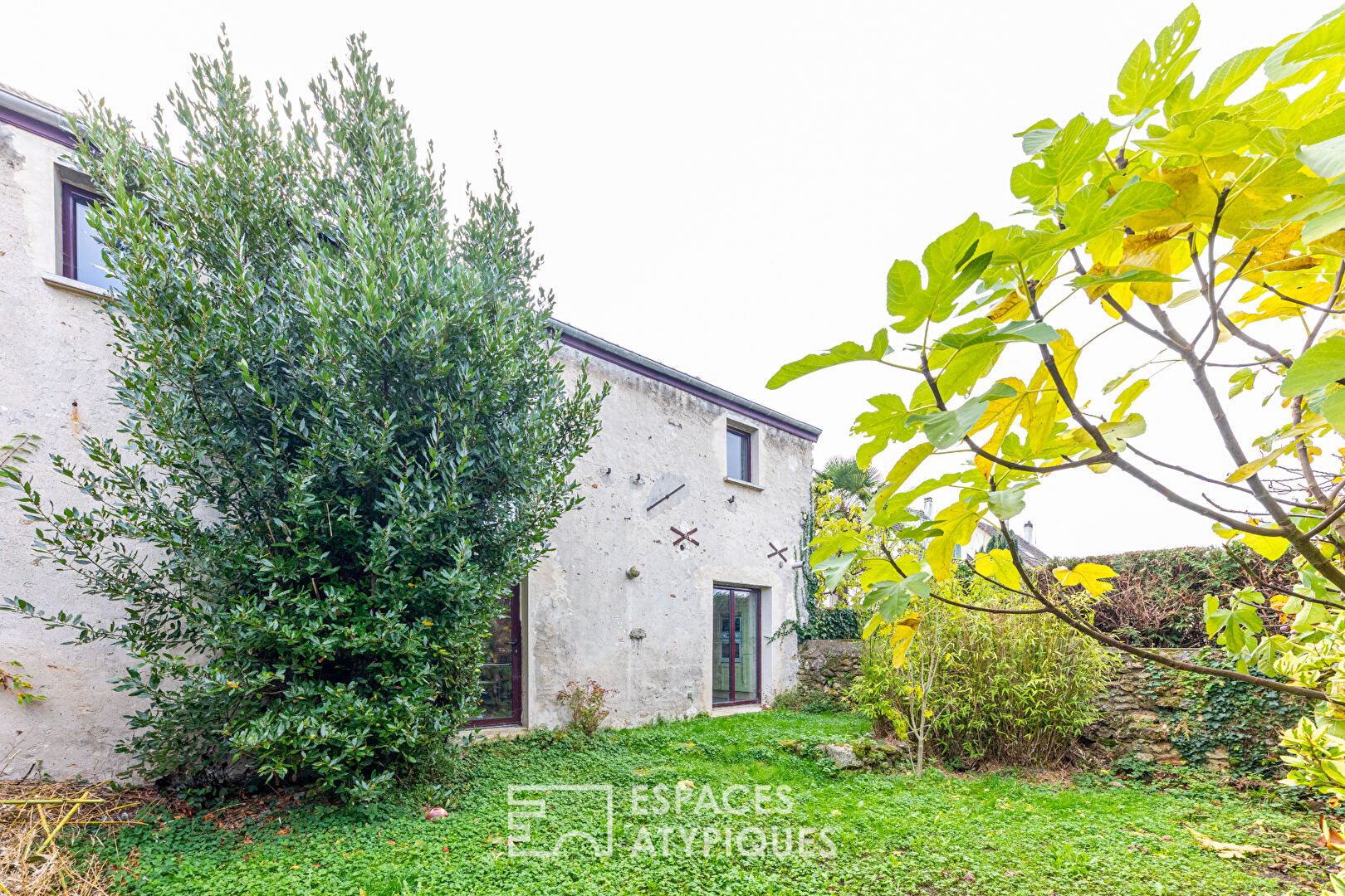 Harmonie entre ancien et contemporain : Corps de ferme réinventé en maison d’architecte avec patio à Mézières-sur-Seine