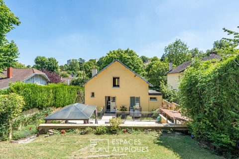 Maison avec bassin, terrasse et jardin