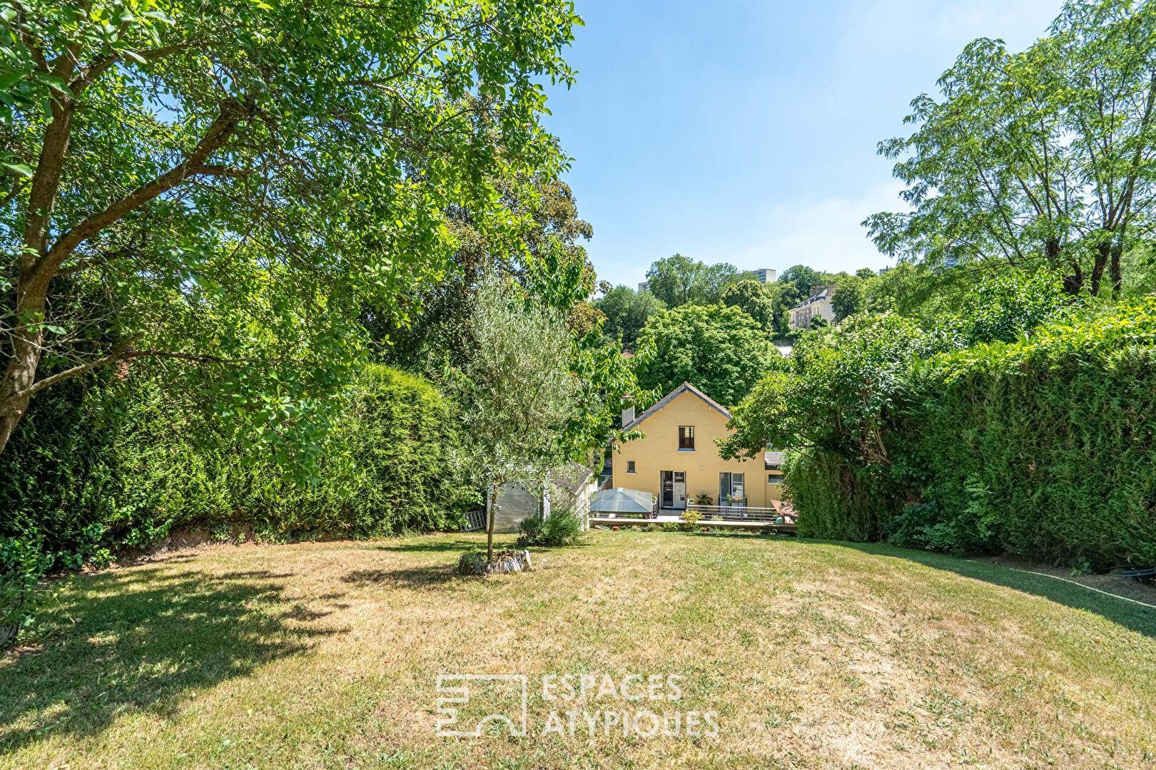 Maison avec bassin, terrasse et jardin