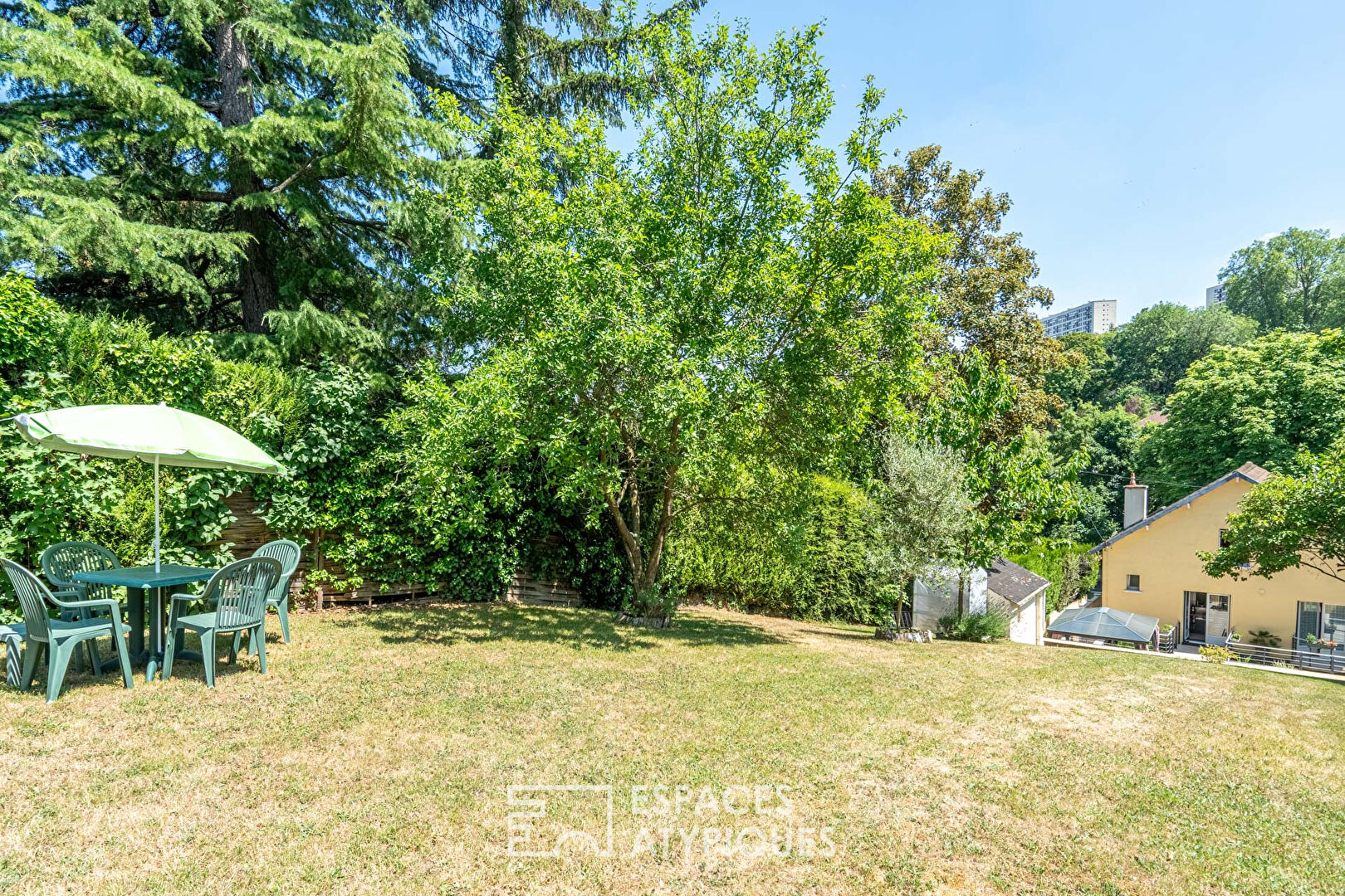 Maison avec bassin, terrasse et jardin