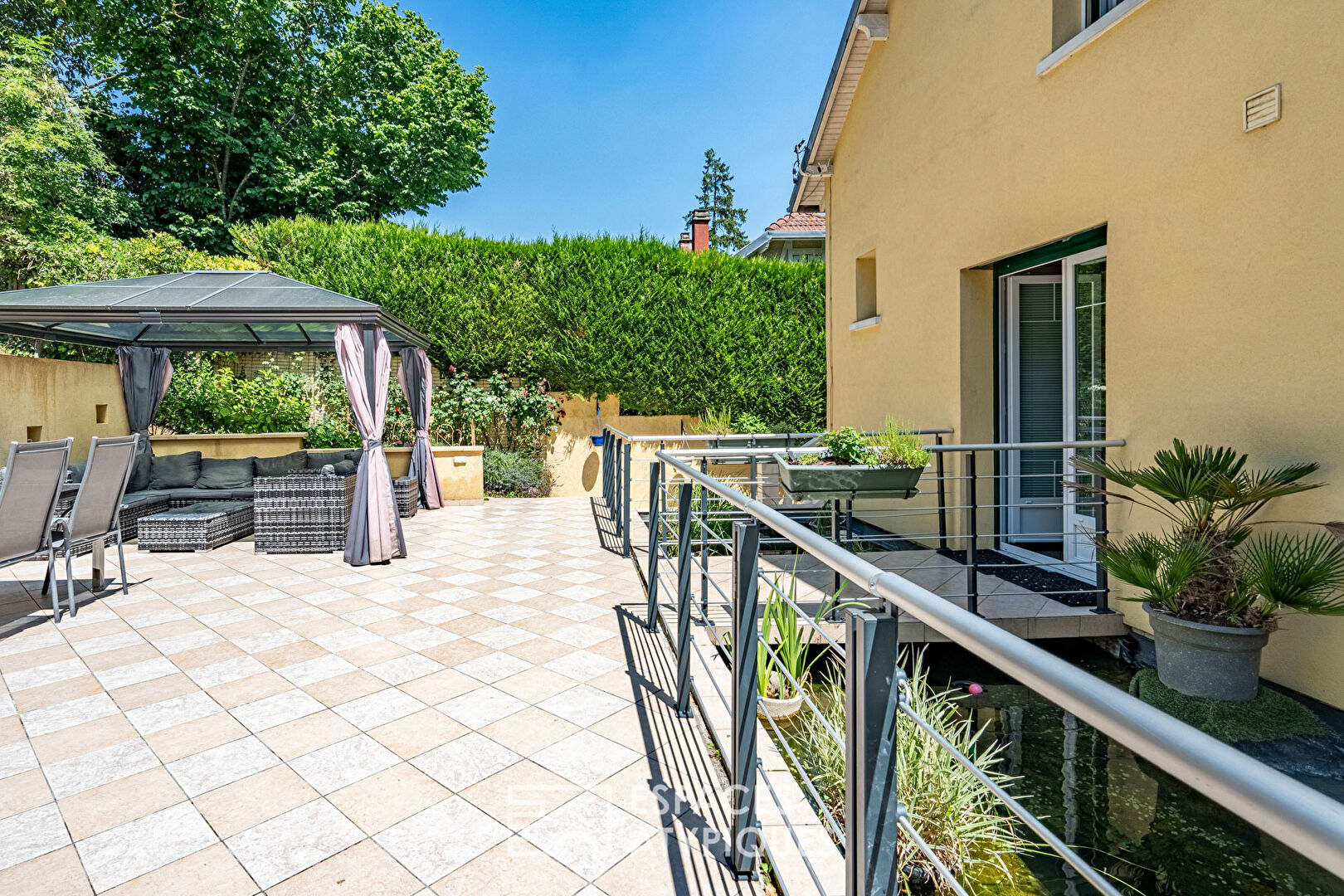 Maison avec bassin, terrasse et jardin