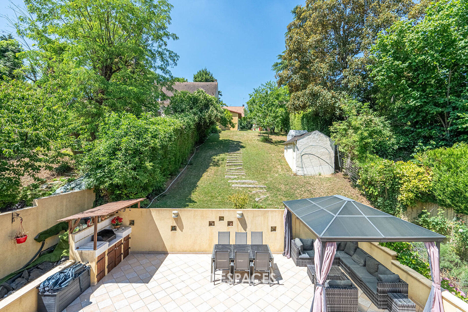 Maison avec bassin, terrasse et jardin