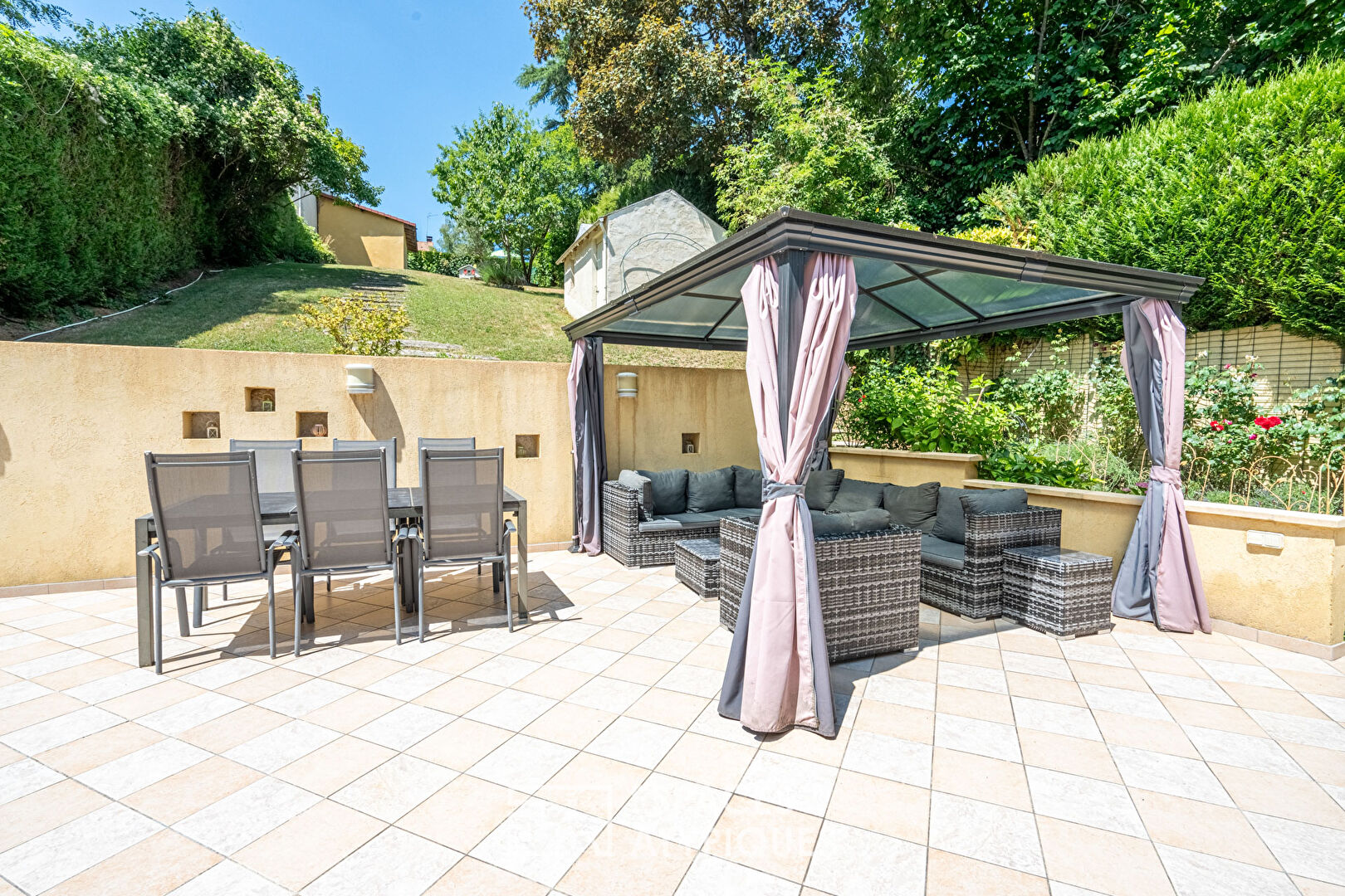 Maison avec bassin, terrasse et jardin