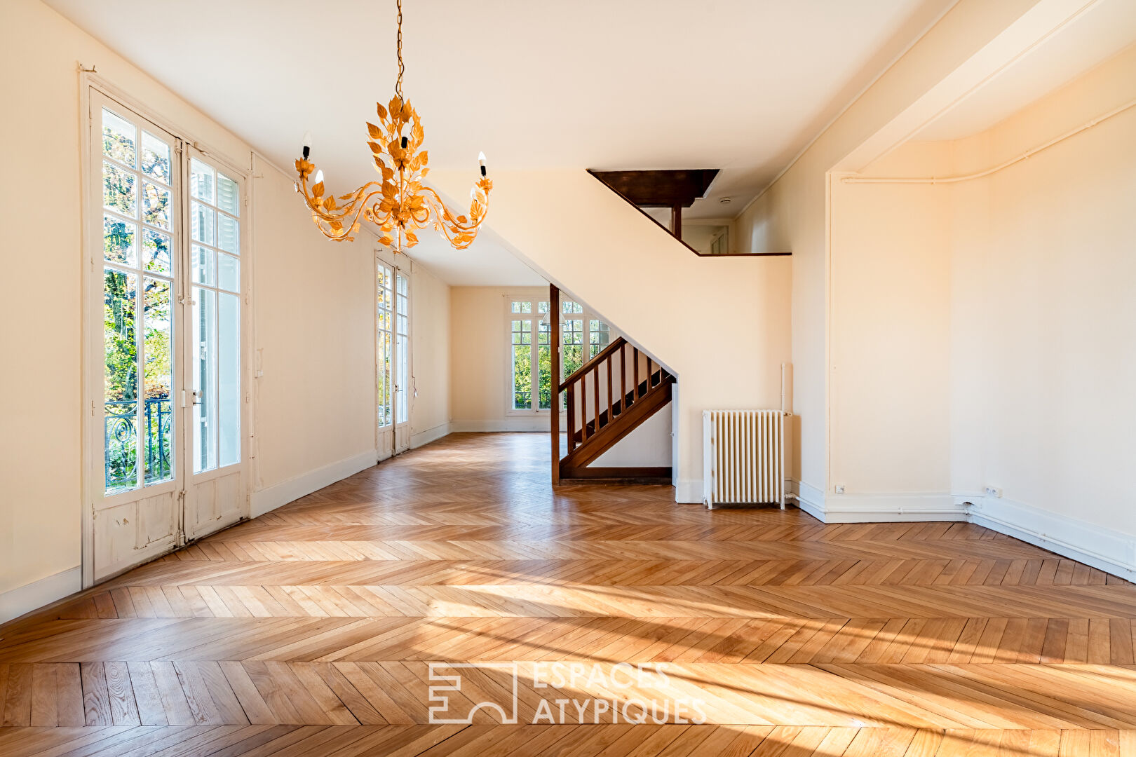 Unfurnished rental of a fully renovated 1920s house of 126 sqm with an 800 sqm garden