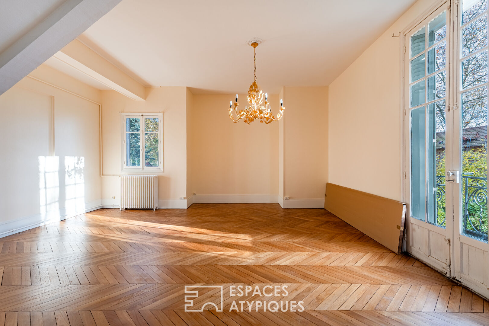 Unfurnished rental of a fully renovated 1920s house of 126 sqm with an 800 sqm garden