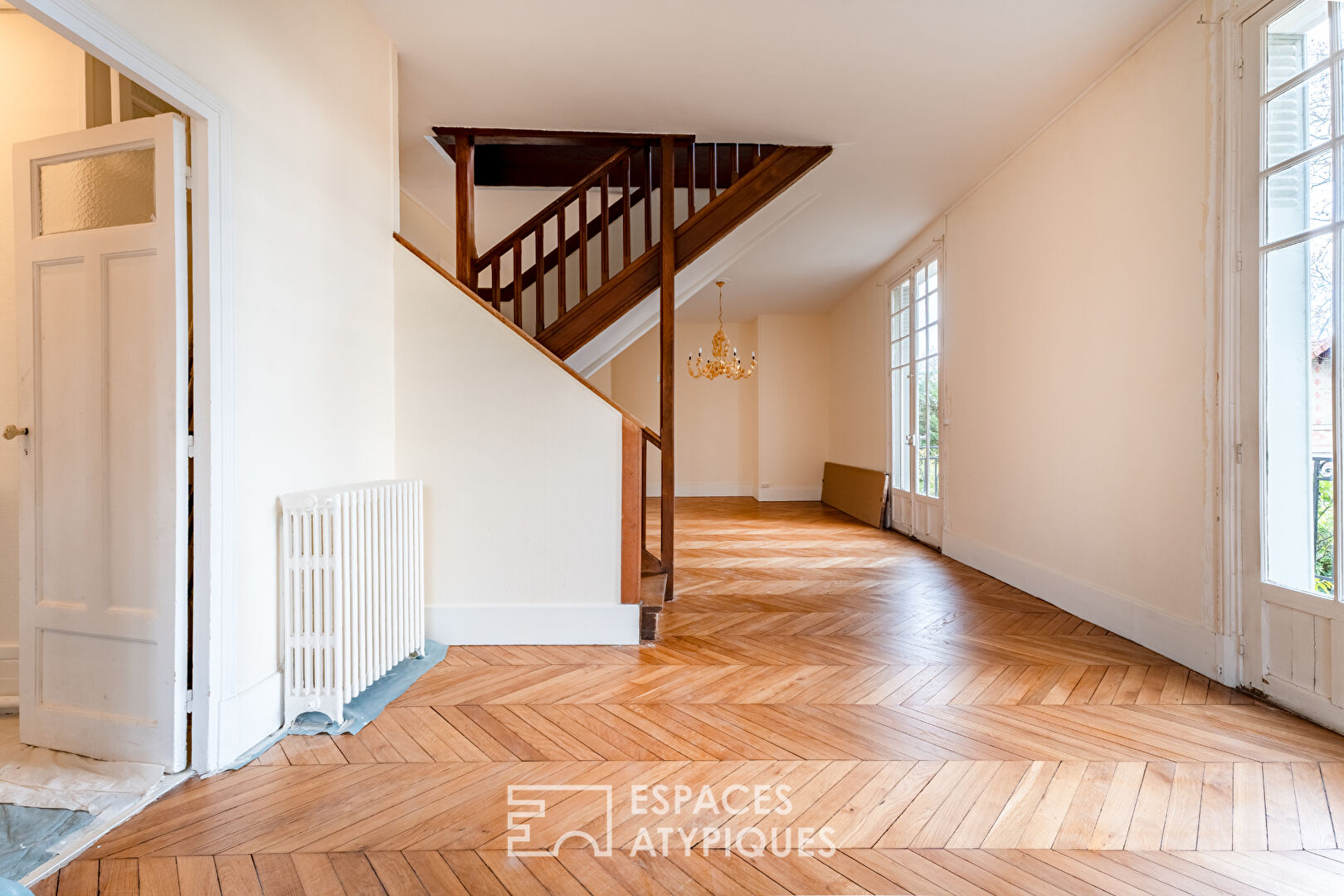 Unfurnished rental of a fully renovated 1920s house of 126 sqm with an 800 sqm garden