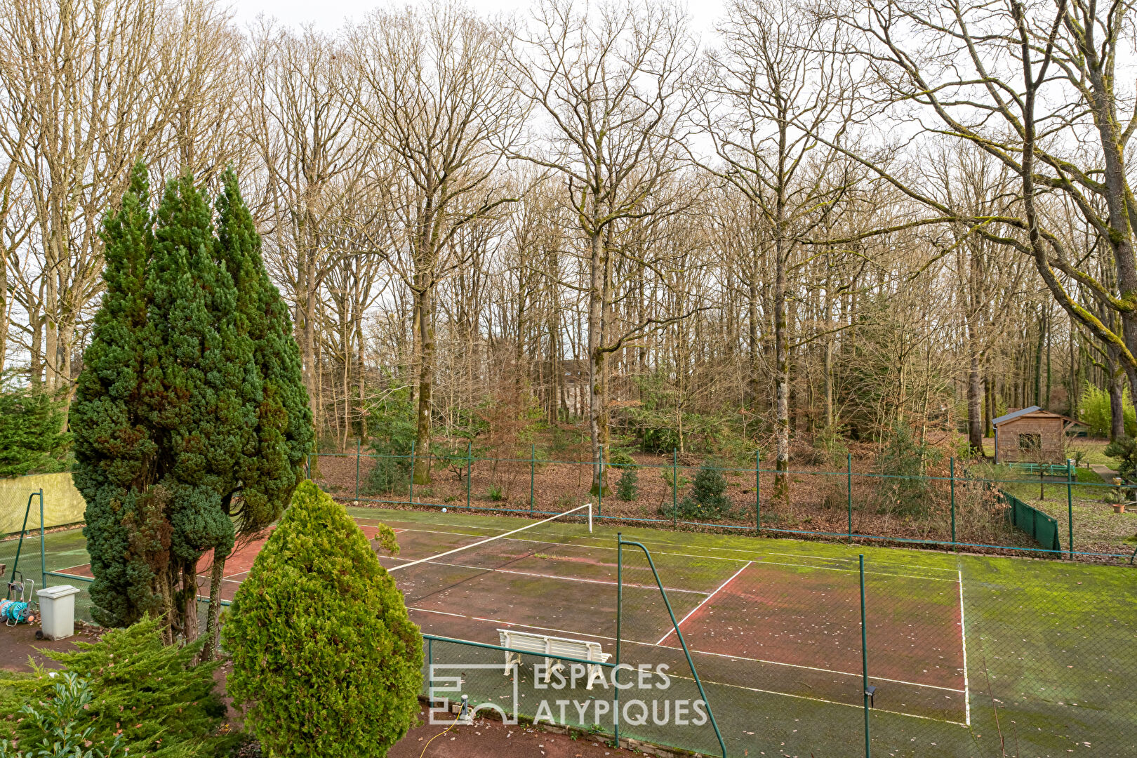 Character house with tennis court in Bullion