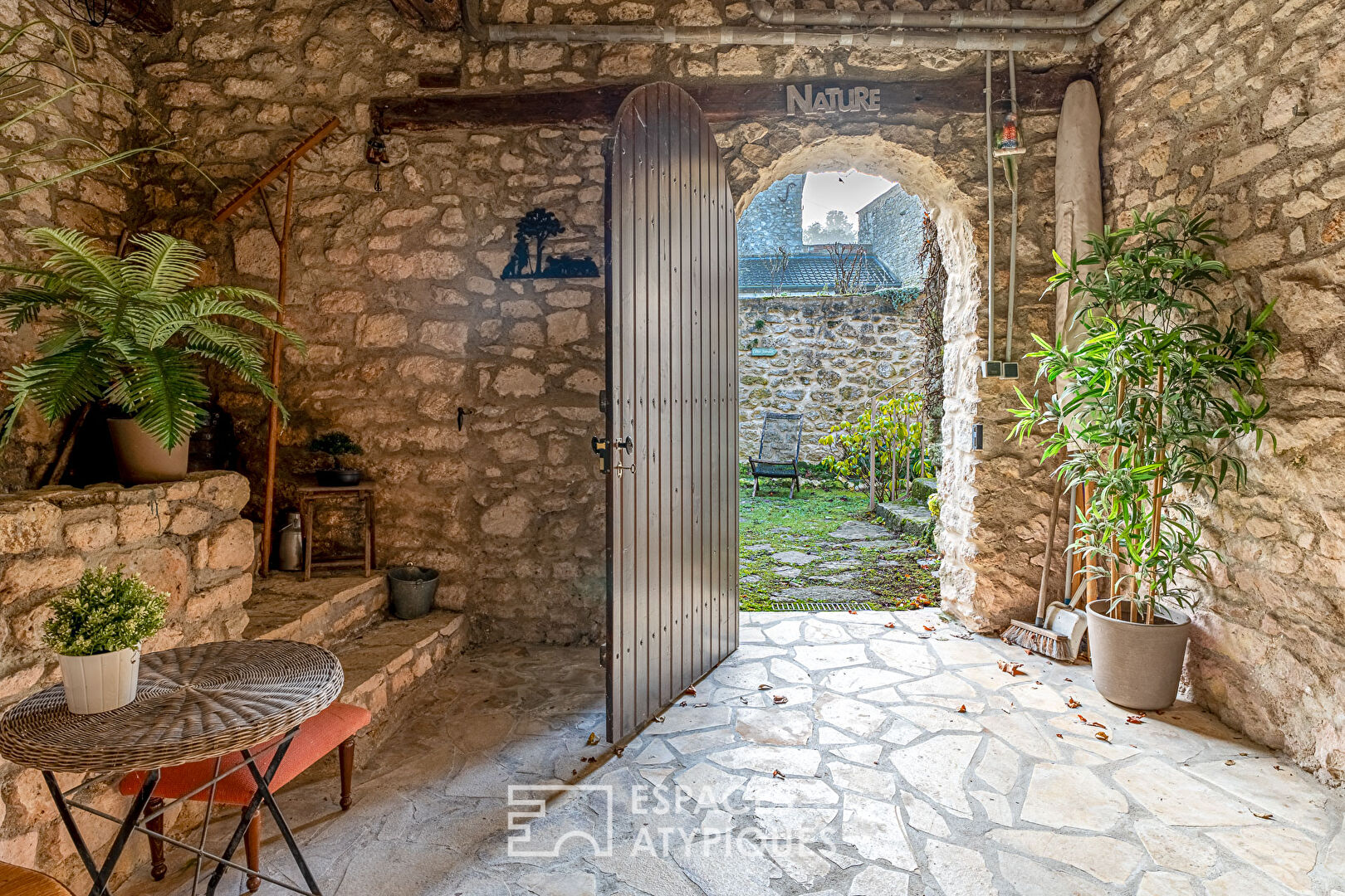 Maison de charme du XVIIIe avec son jardin suspendu à Davron.