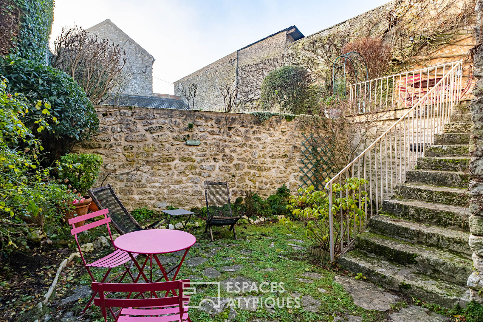 Maison de charme du XVIIIe avec son jardin suspendu à Davron.