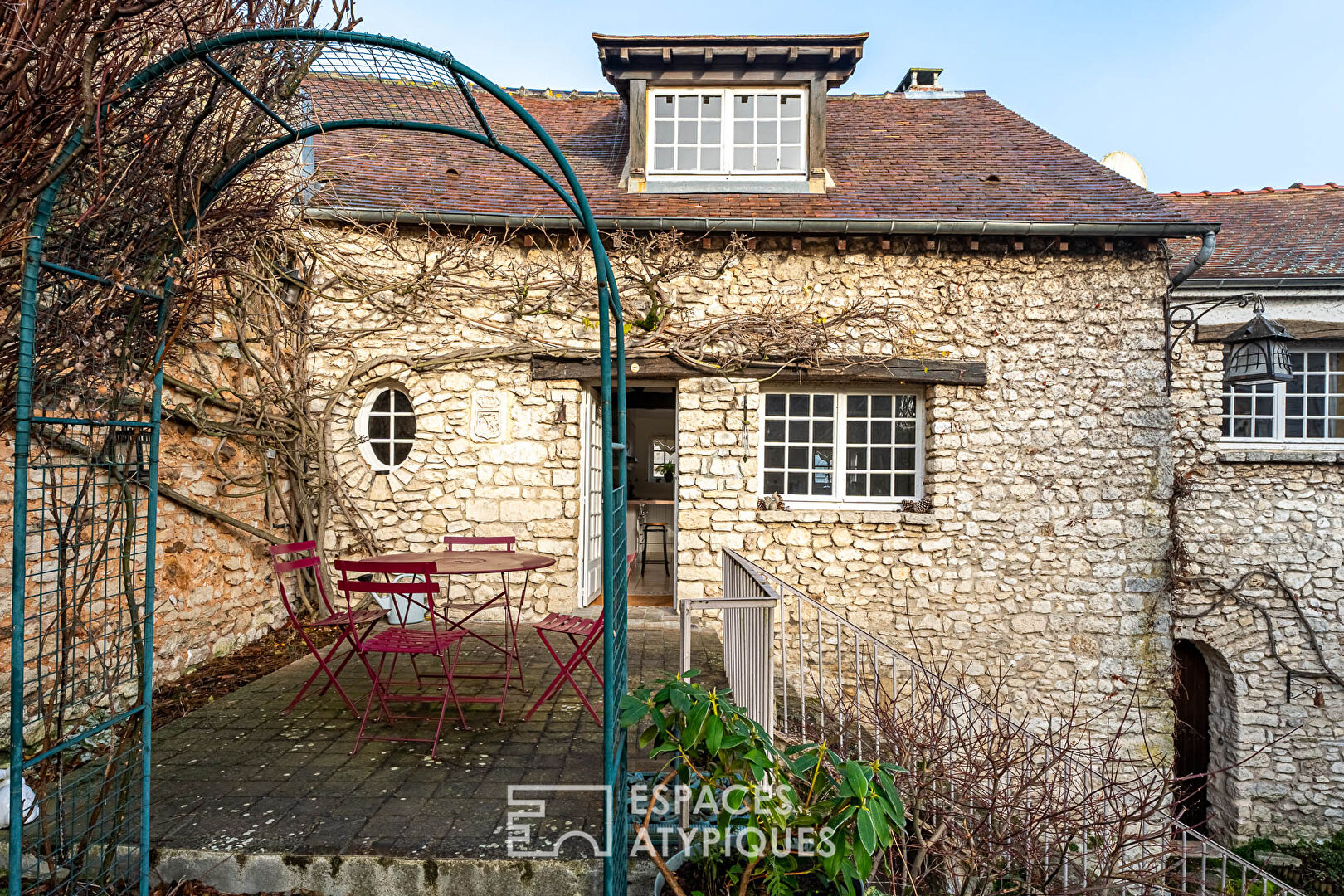 Maison de charme du XVIIIe avec son jardin suspendu à Davron.