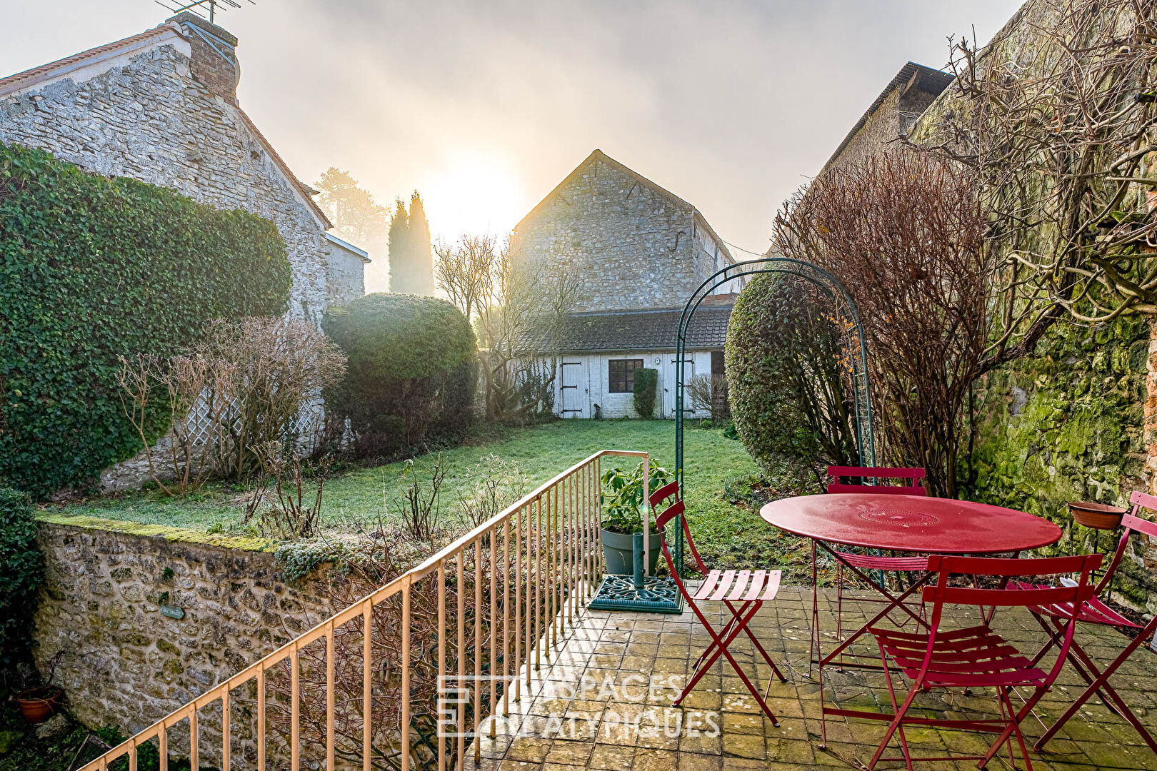 Maison de charme du XVIIIe avec son jardin suspendu à Davron.