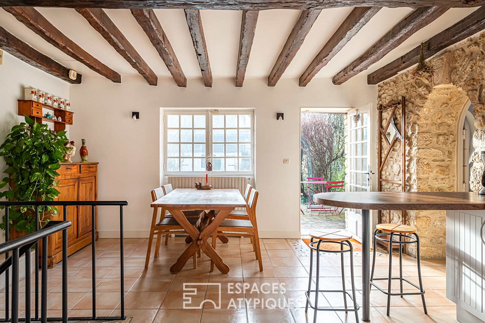 Maison de charme du XVIIIe avec son jardin suspendu à Davron.