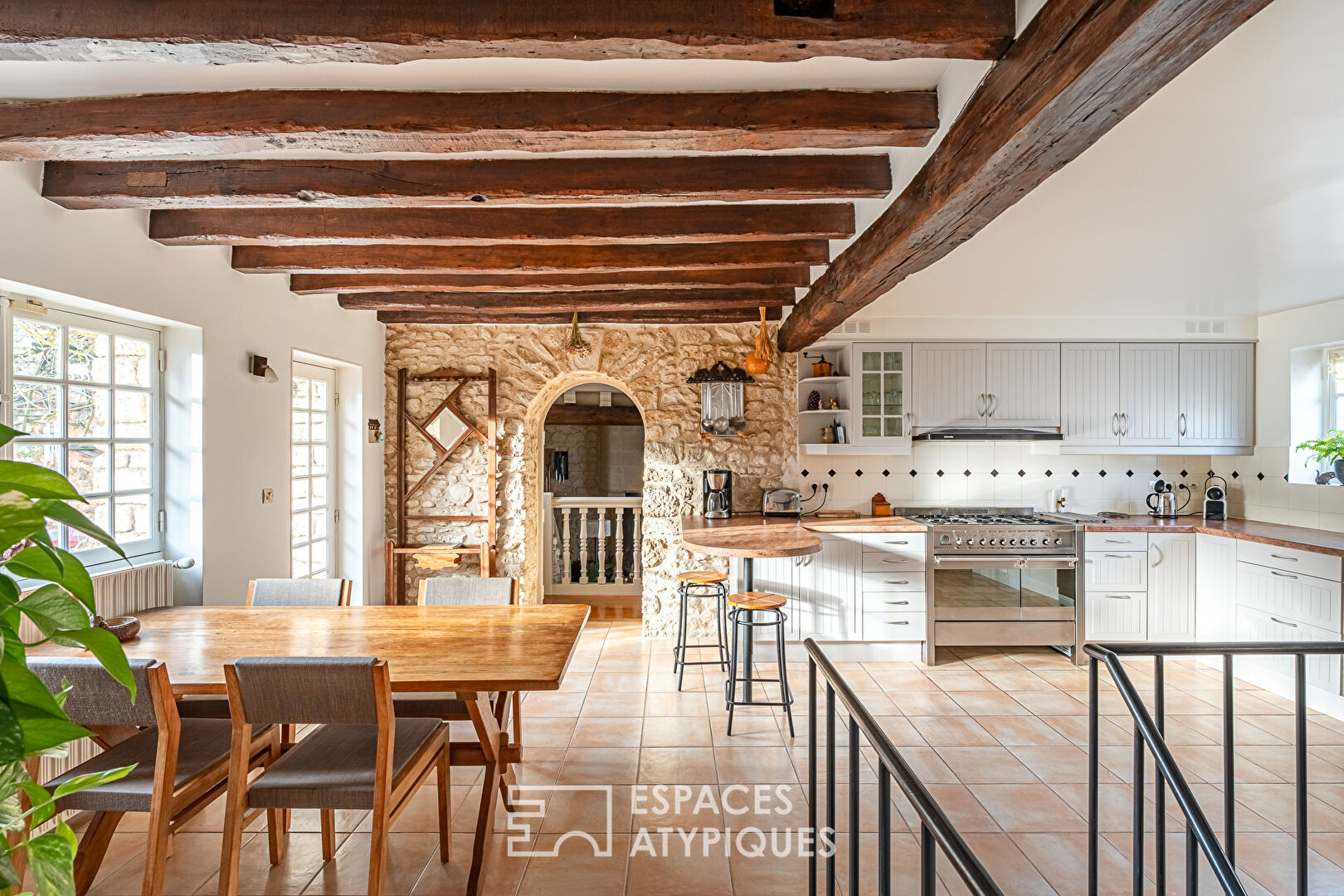 Maison de charme du XVIIIe avec son jardin suspendu à Davron.