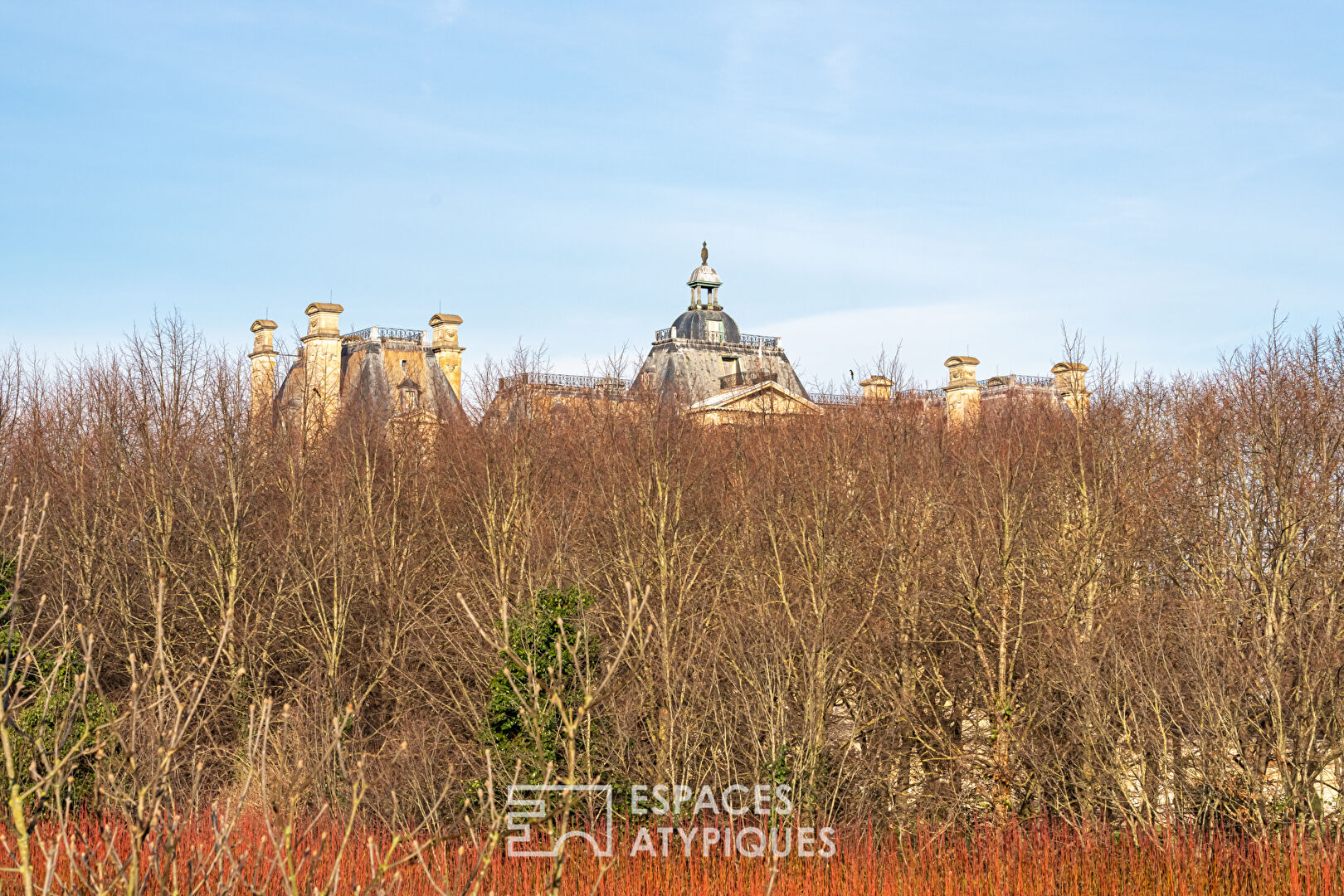 Very beautiful duplex of 136 sqm on the ground with exceptional terrace 2 steps from the city center of Maisons-Laffitte