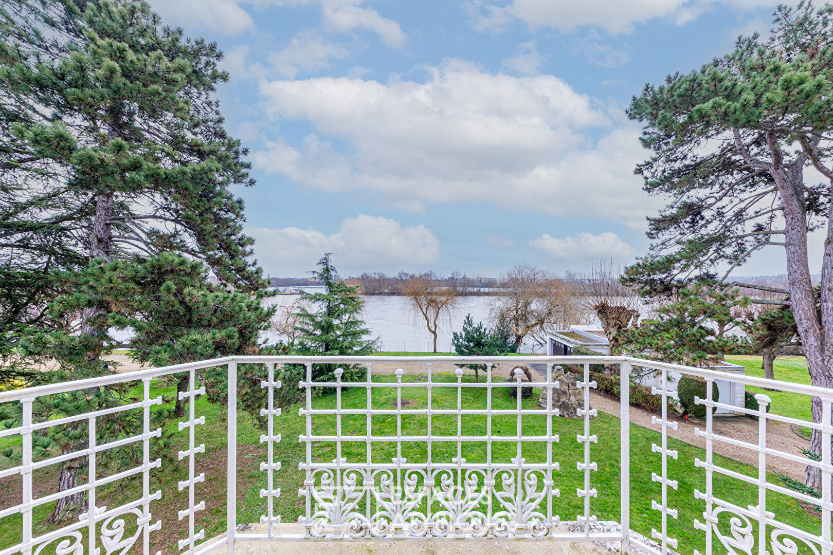 Propriété de charme avec piscine et tennis sur l’île de Villennes sur Seine