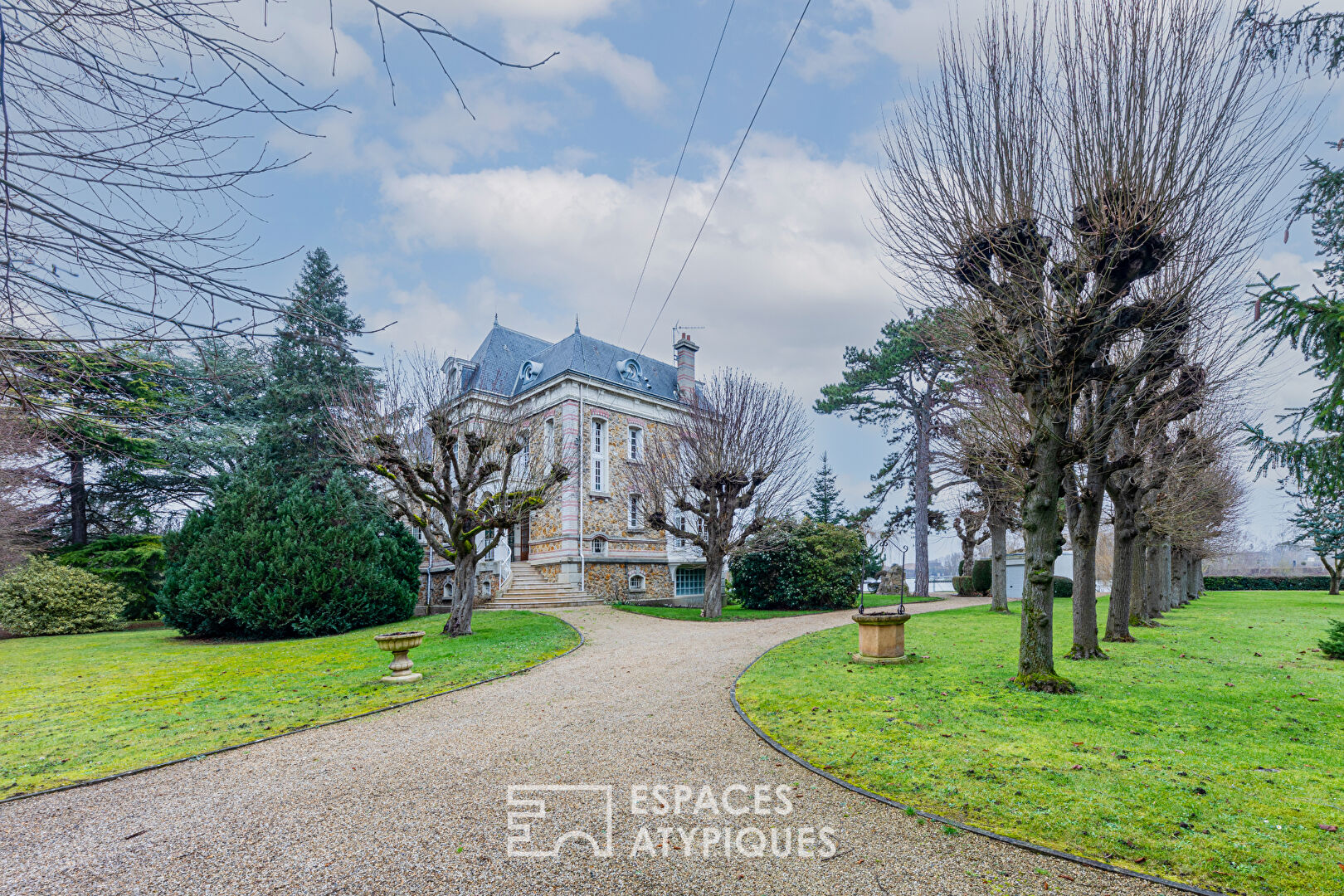 Propriété de charme avec piscine et tennis sur l’île de Villennes sur Seine