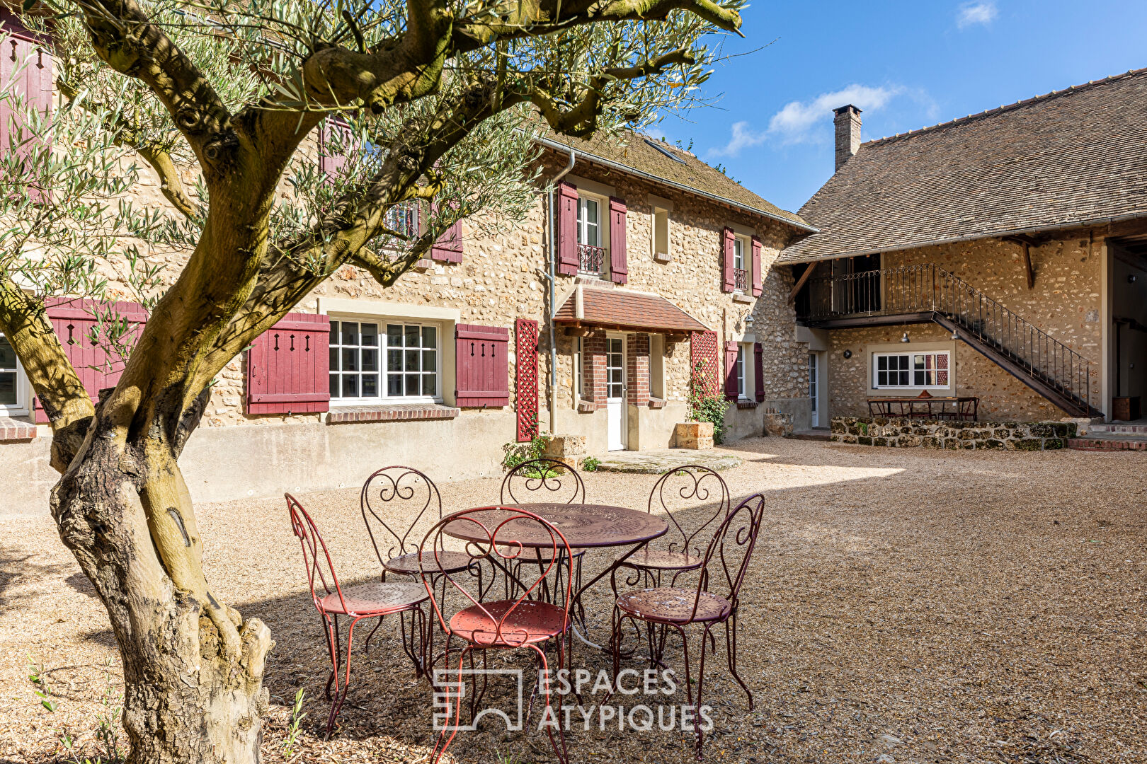 Domaine dans le Vexin avec corps de ferme en pierre rénové et dépendances