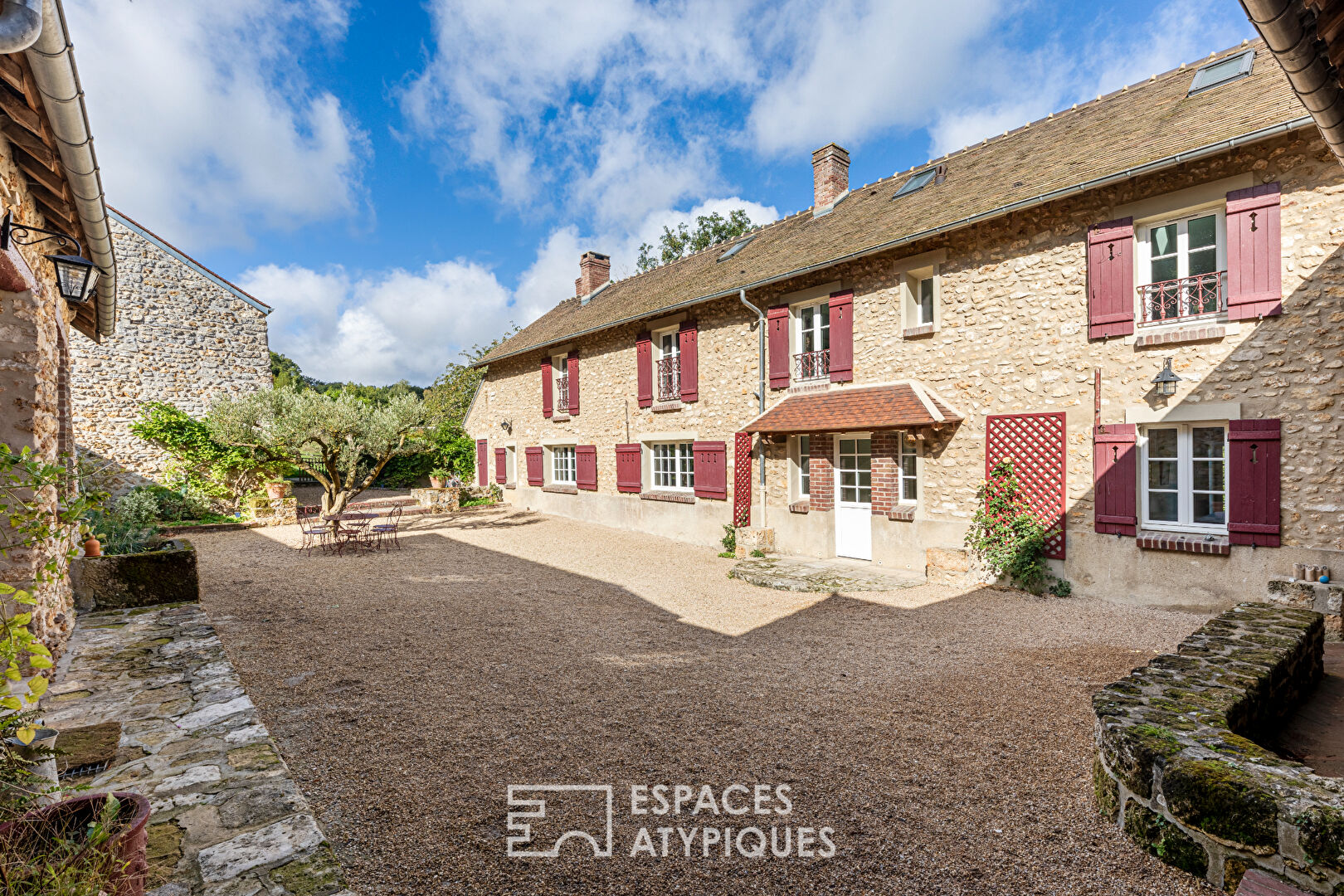 Domaine dans le Vexin avec corps de ferme en pierre rénové et dépendances