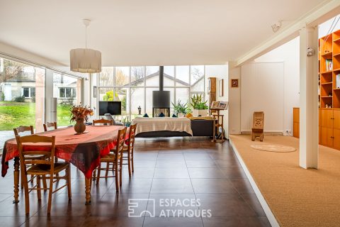 Renovated 18th century farmhouse and its extension in the golden square of Villennes-sur-Seine.