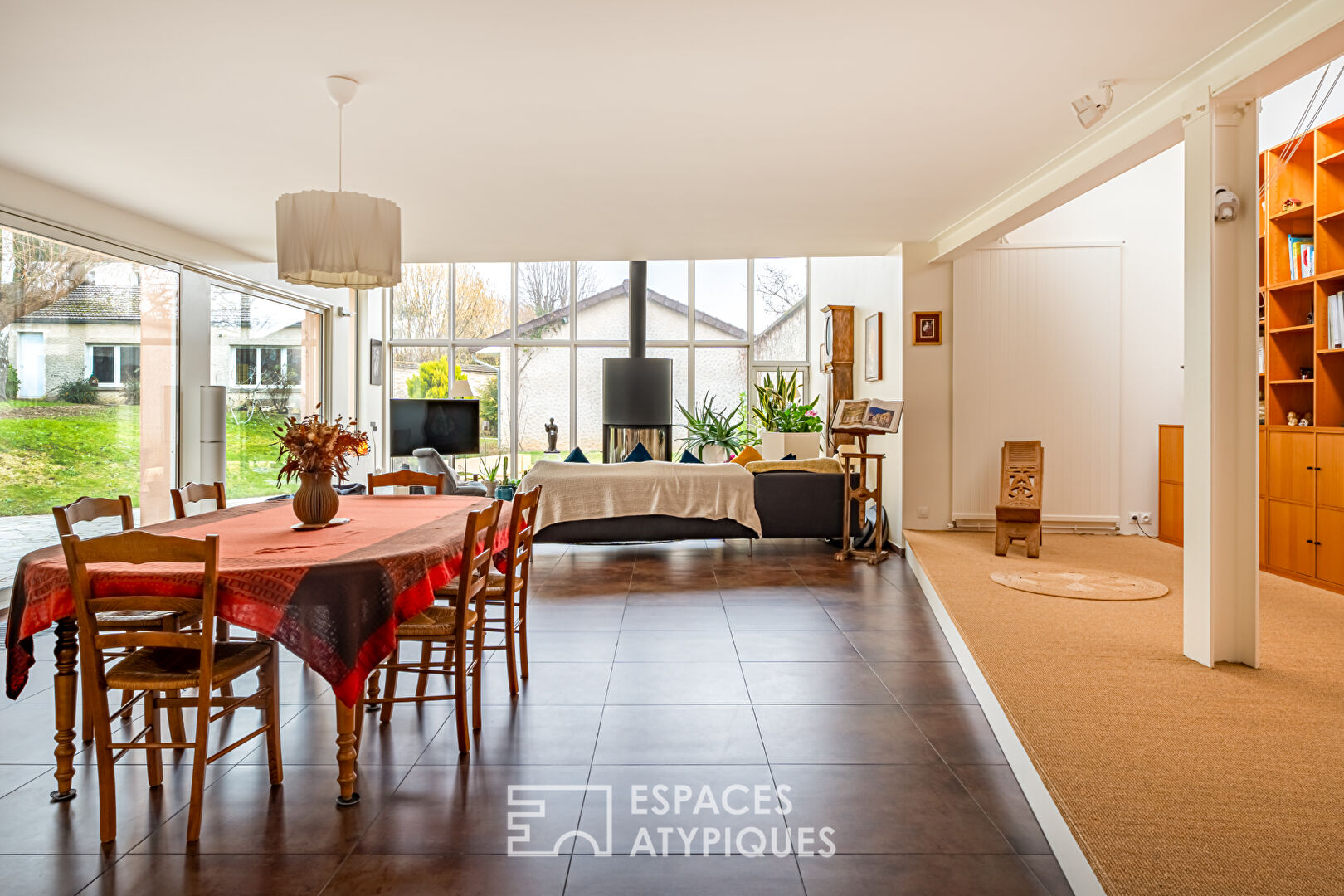 Renovated 18th century farmhouse and its extension in the golden square of Villennes-sur-Seine.