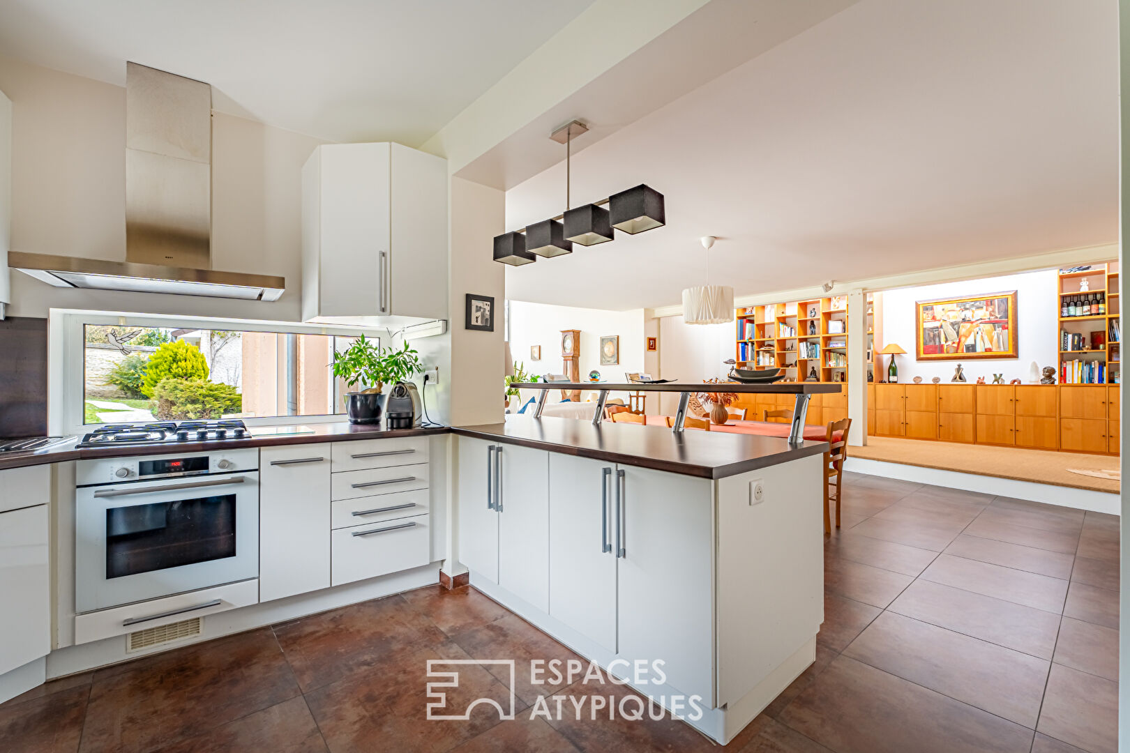 Renovated 18th century farmhouse and its extension in the golden square of Villennes-sur-Seine.